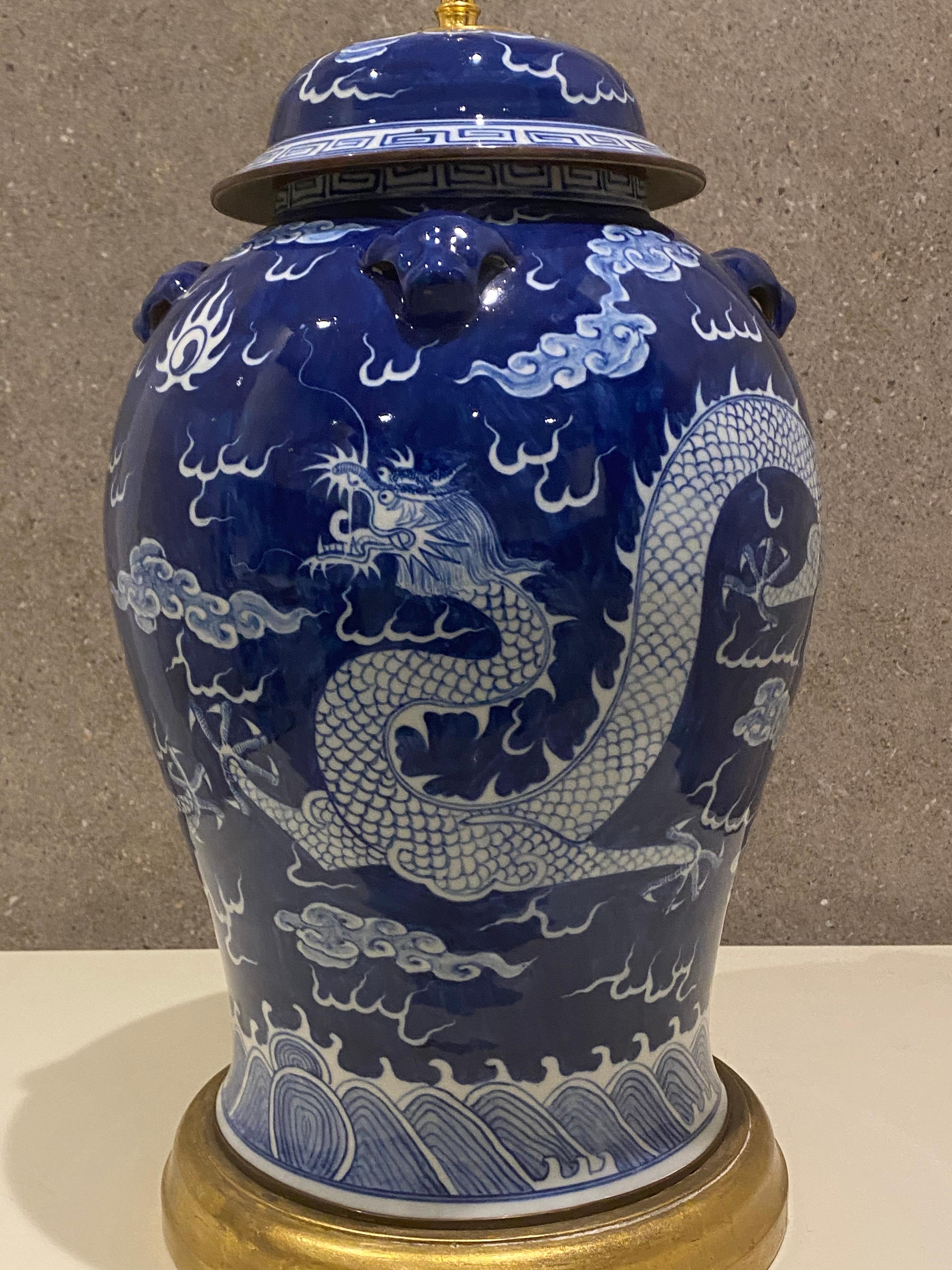 Grand pot de lampe de bureau vintage en porcelaine bleu et blanc Ming en vente 2