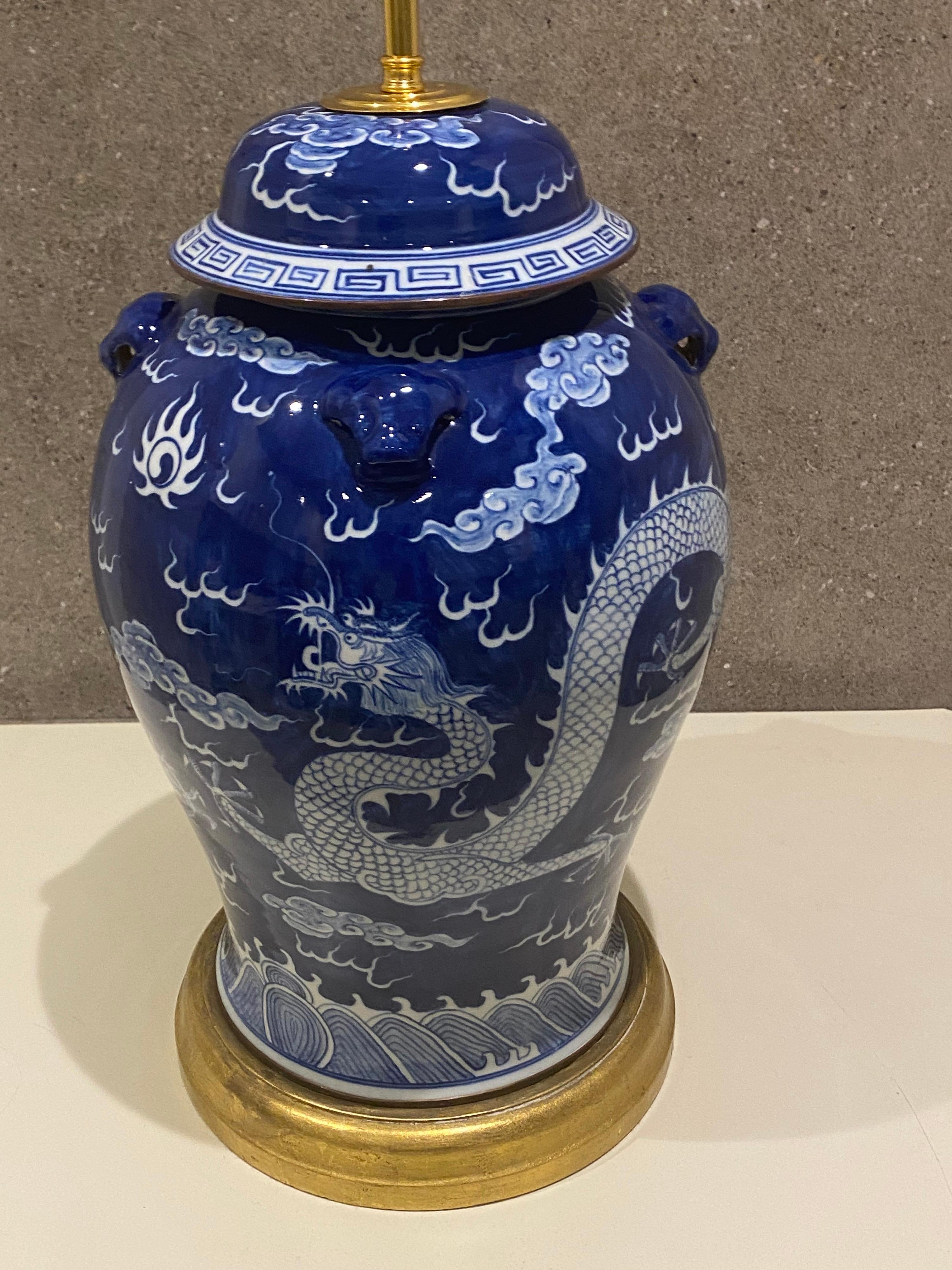 Grand pot de lampe de bureau vintage en porcelaine bleu et blanc Ming en vente 3