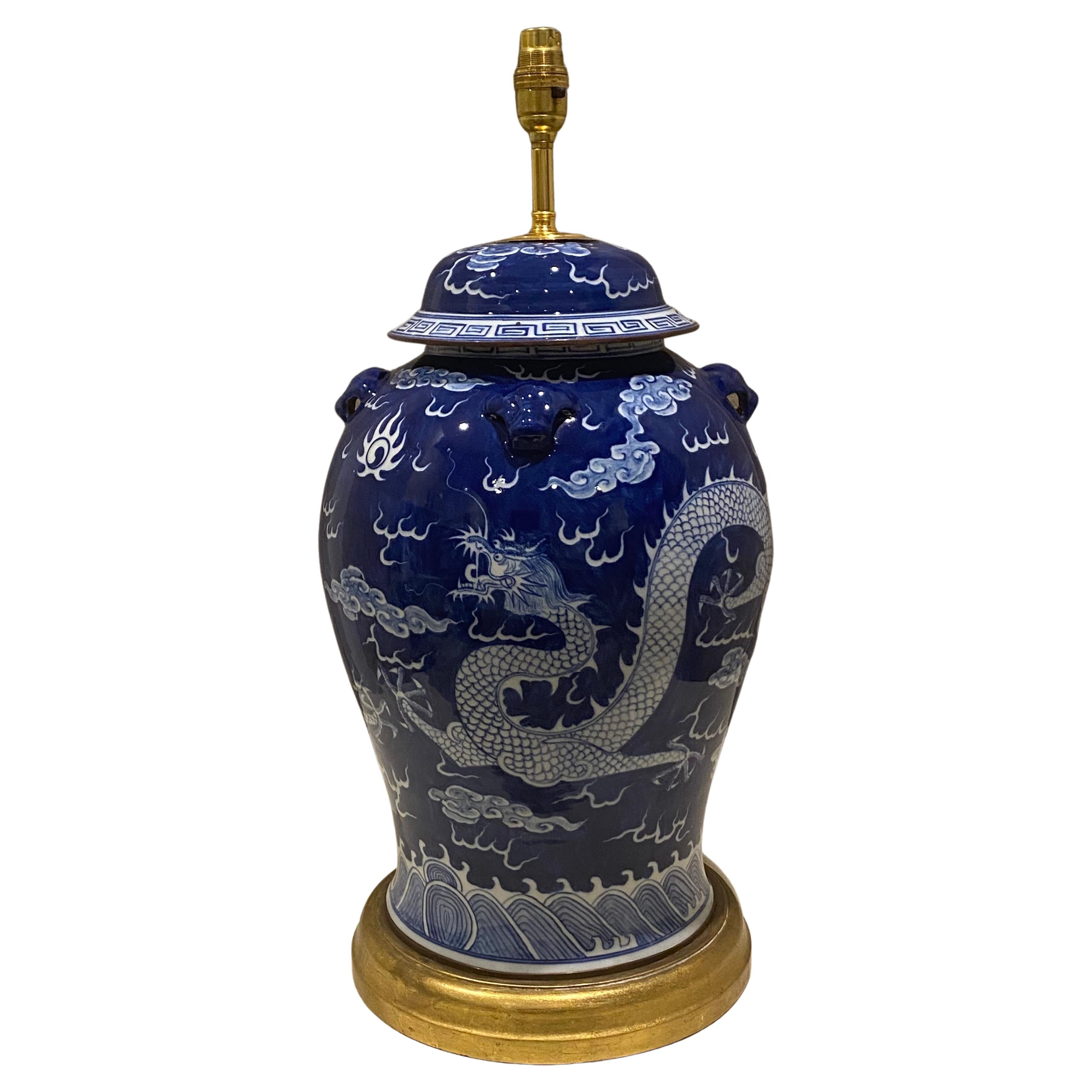 Großes Vintage-Tischlampengefäß aus blauem und weißem Ming-Porzellan