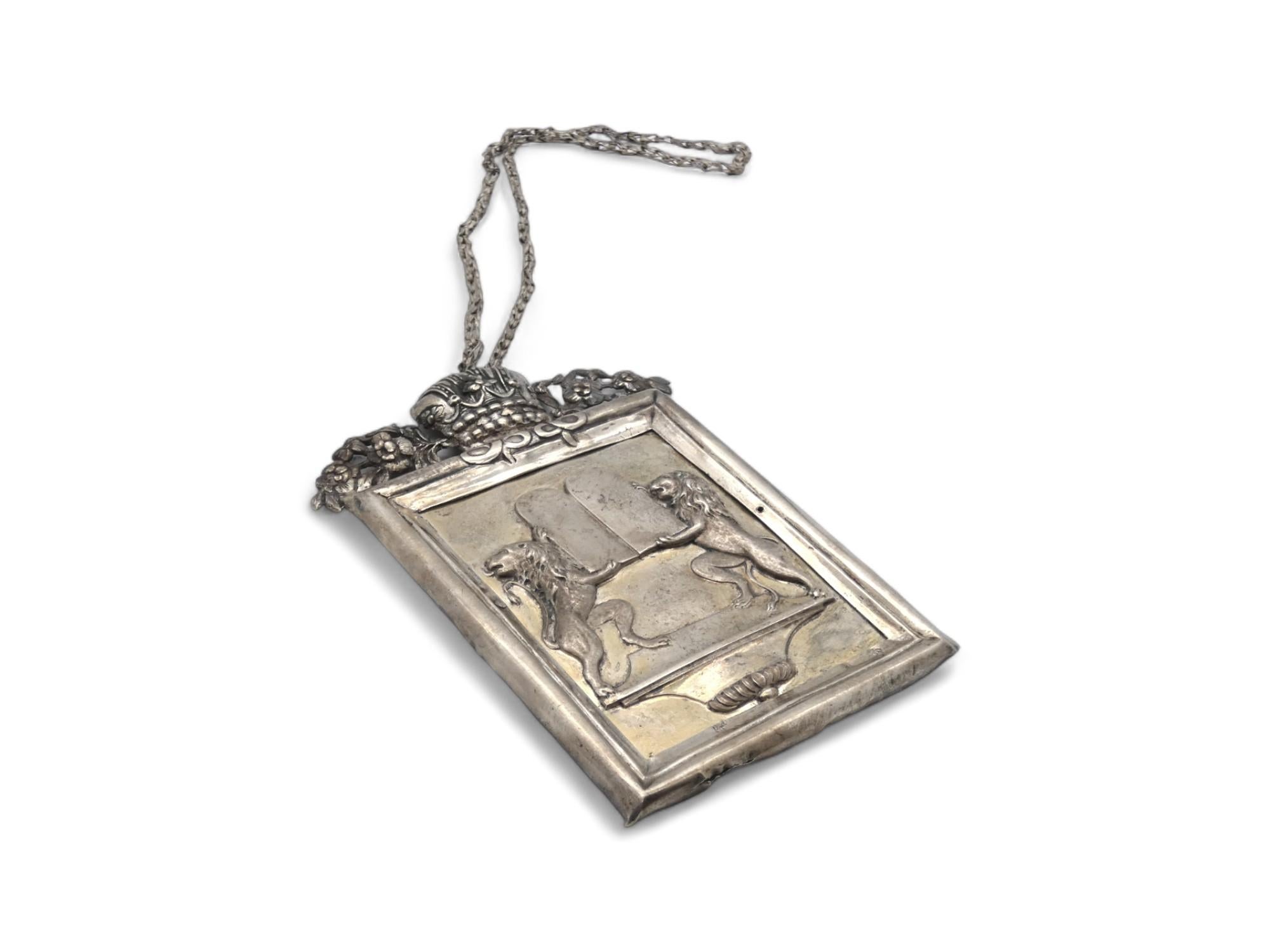 Scudo della Torah in argento di Johannes Christophoms Stieger, realizzato a Pressburg nel XVIII secolo.

Questo scudo della Torah ungherese è un pezzo pregiato di Judaica ungherese realizzato nel XVIII secolo.

Lo scudo della Torah è di forma
