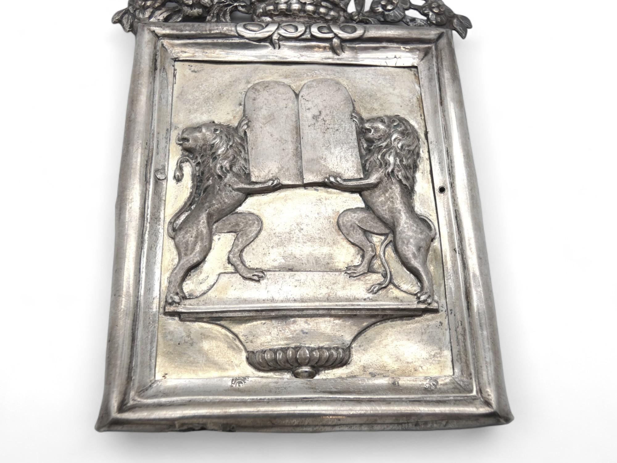 Fino al XVIII secolo Scudo della Torah in argento ungherese, Pressburg, XVIII secolo in vendita