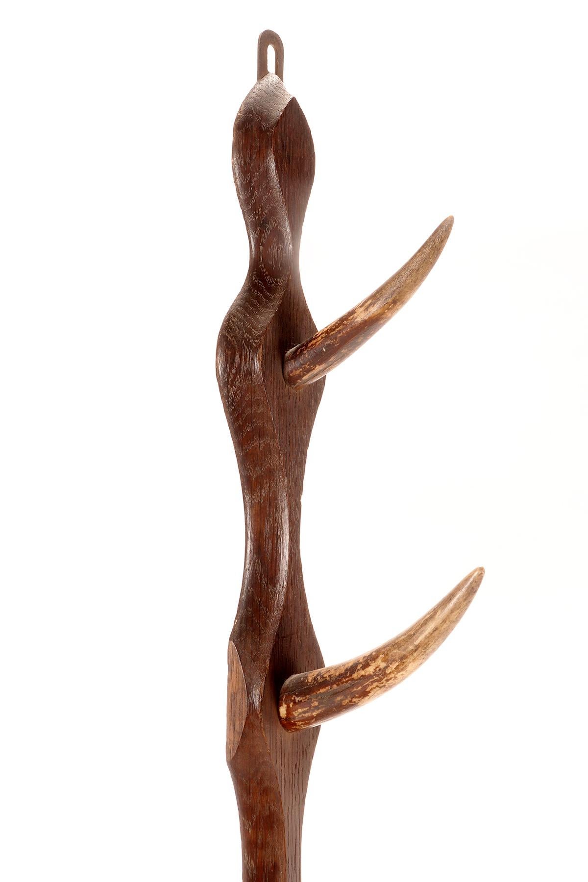 A hunting rifles holder made from deer antlers and oak wood, France 1920. For Sale 4