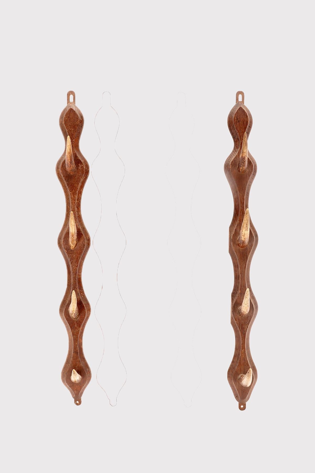 A rifles holder, or sticks holder, from a French chalet, made from deer antlers. Possibility of hanging 4 rifles. The base is made of oak wood. Taxidermist Paul Martinot, Rue du Temple, Auxerre, France circa 1920.
