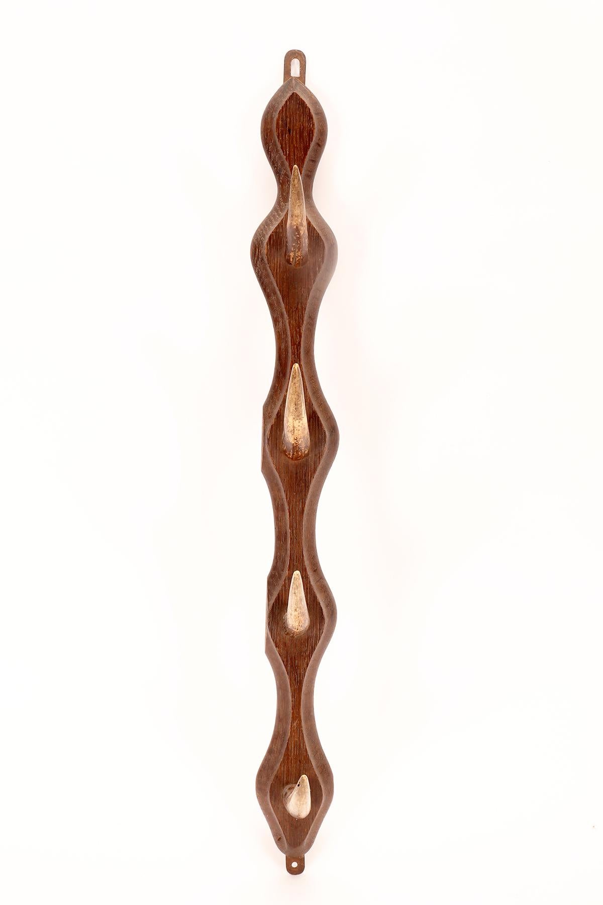 A hunting rifles holder made from deer antlers and oak wood, France 1920. In Good Condition For Sale In Milan, IT