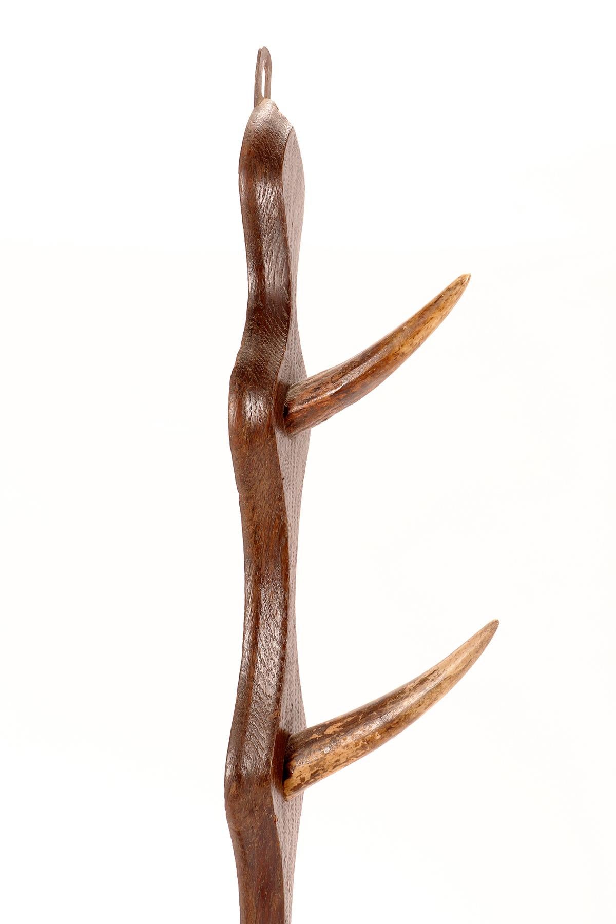 Antler A hunting rifles holder made from deer antlers and oak wood, France 1920. For Sale