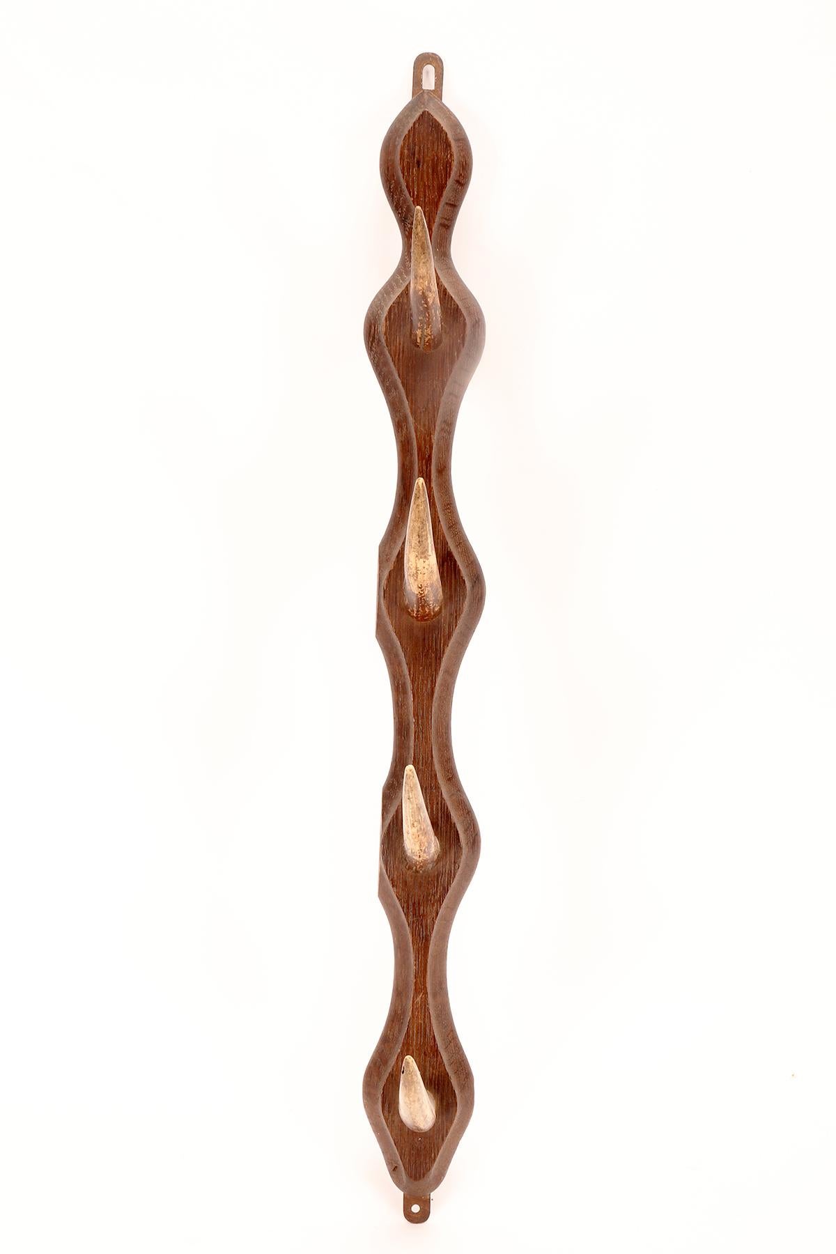 A hunting rifles holder made from deer antlers and oak wood, France 1920. For Sale 3