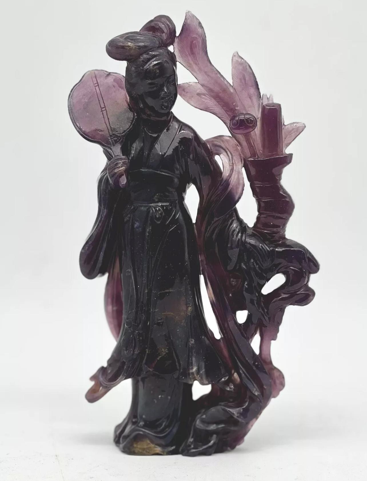 IMPRESIONANTE FIGURA ANTIGUA CHINA TALLADA EN AMATISTA DE GUANYIN


DINASTIA QING.


De pie, con túnicas vaporosas y sosteniendo un abanico de mano, junto a la mesa con un jarrón con flores, un cetro ruyi y una escritura.


La figura es un ejemplo