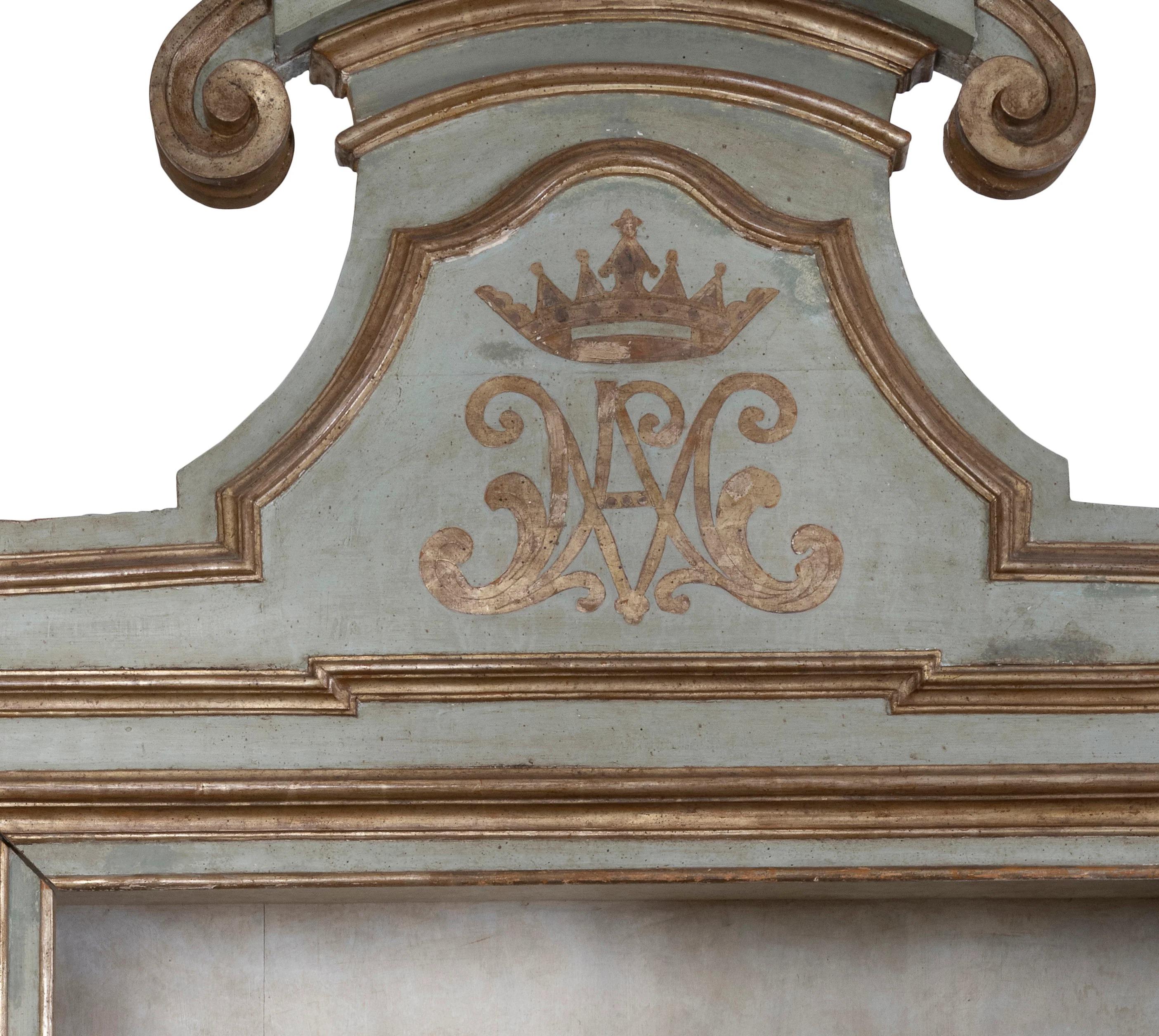 Offenes, beeindruckendes italienisches Barock-Bücherregal aus polychromem und vergoldetem Holz, 19. Jahrhundert

Der gebrochene Giebel besteht aus drei nach unten gerichteten C-Schnecken, die beiden flankierenden mit Rocaillen im Inneren und