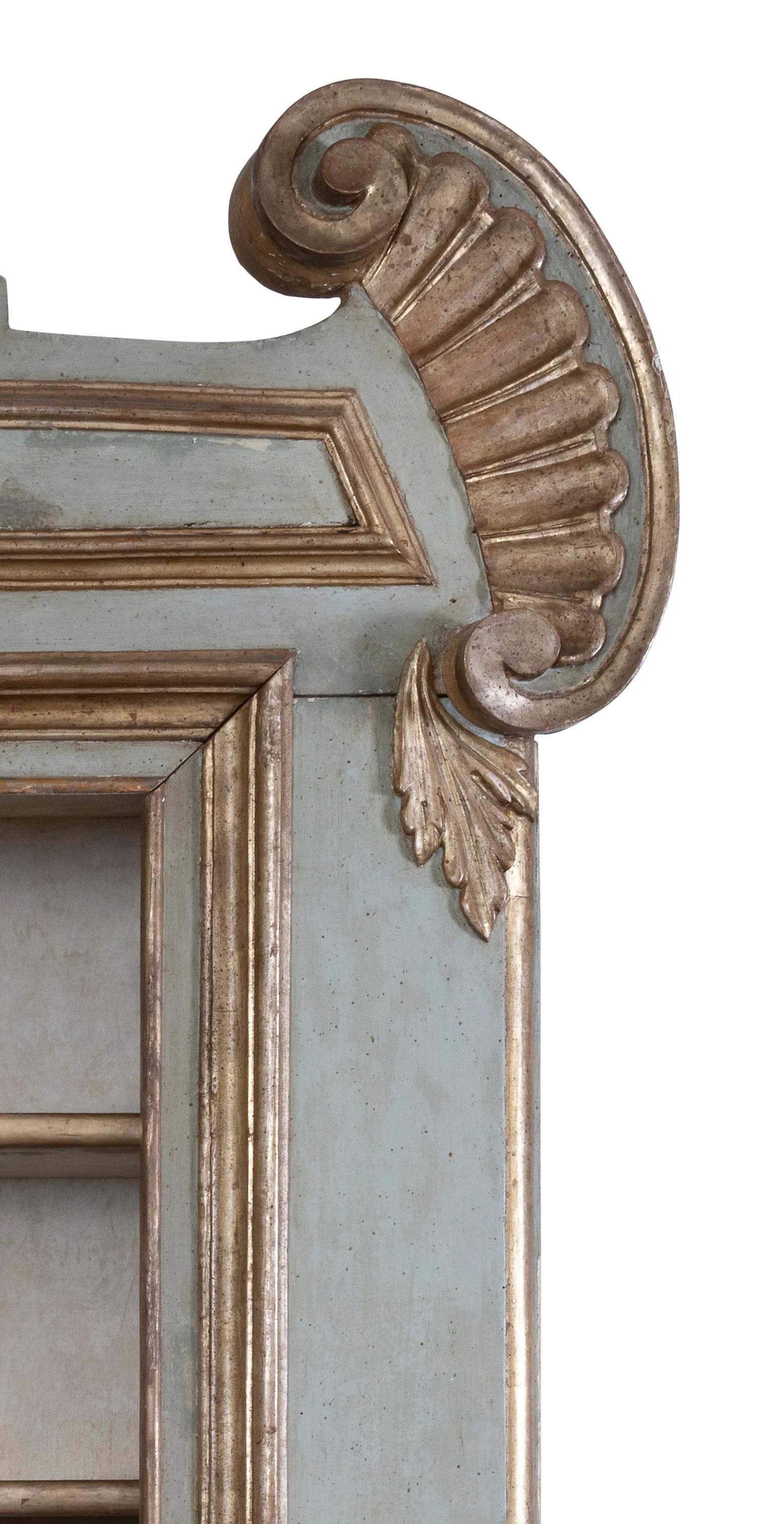 Offenes, beeindruckendes italienisches Barock-Bücherregal aus polychromem und vergoldetem Holz, 19. Jahrhundert (Italienisch) im Angebot