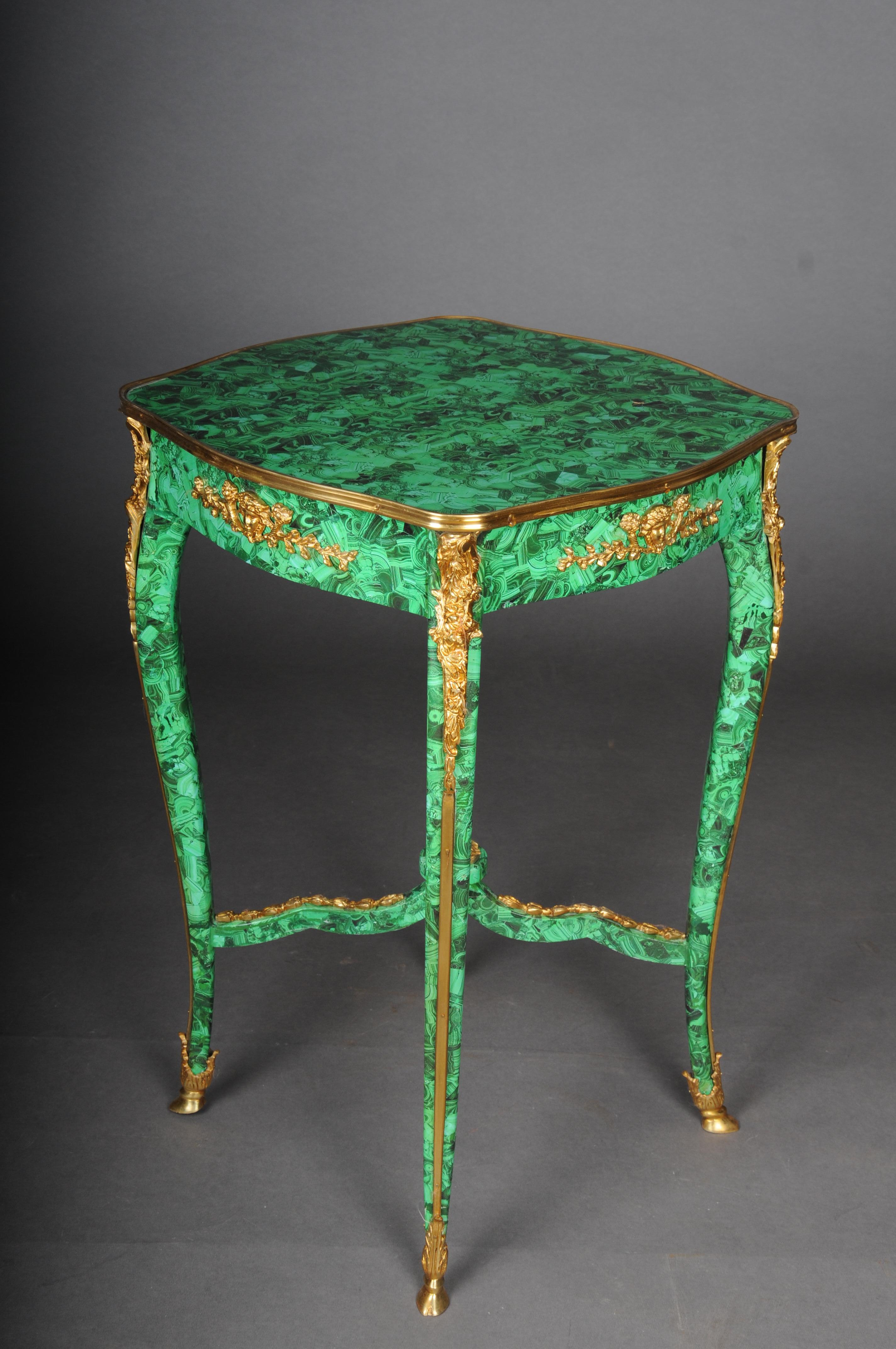 Doré Impressionnante table d'appoint en malachite de style Louis XV. en vente