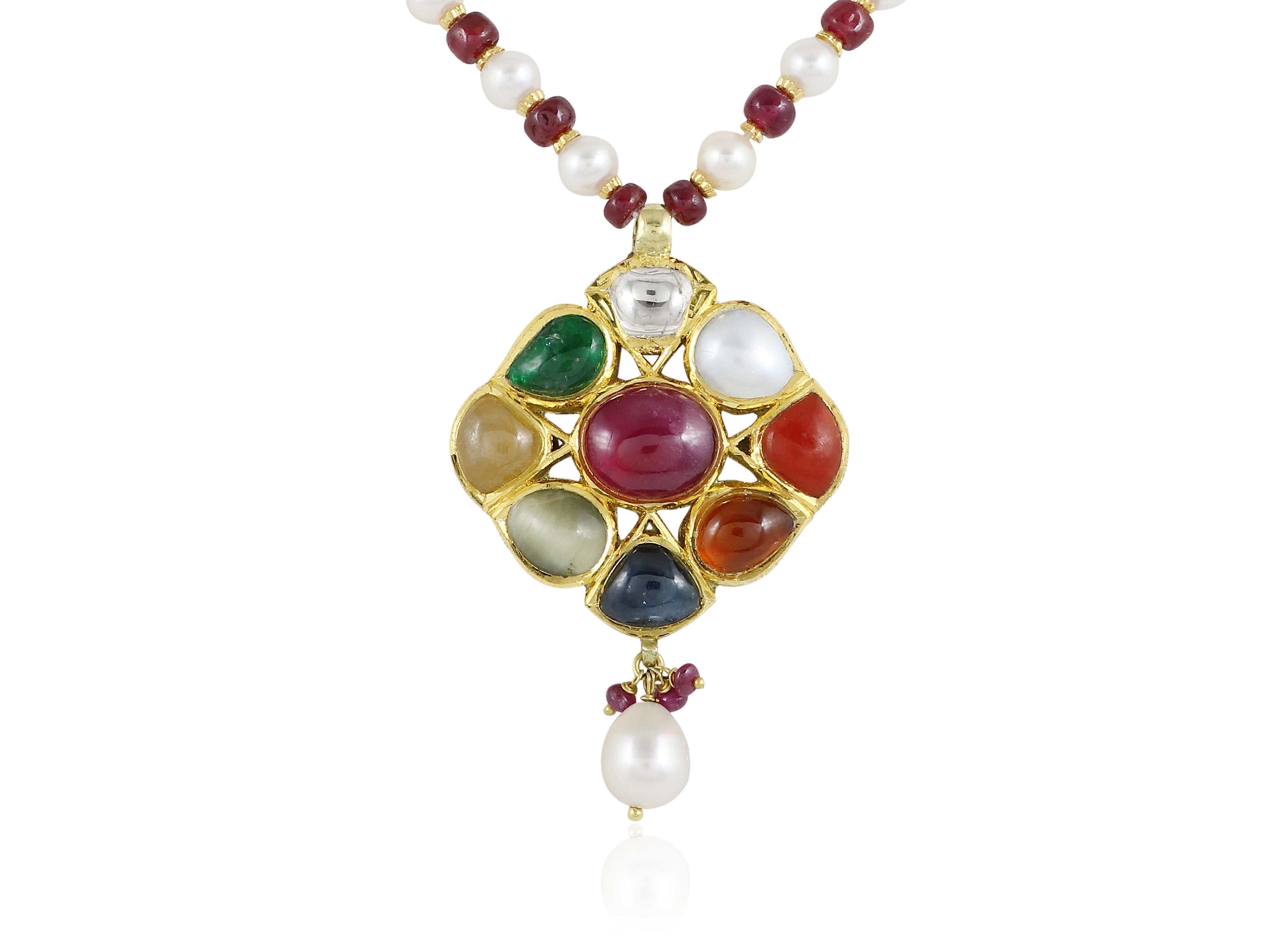 Cabochon Ciondolo Mughal con più gemme in oro 18 carati, patrimonio indiano e islamico  Navratna in vendita