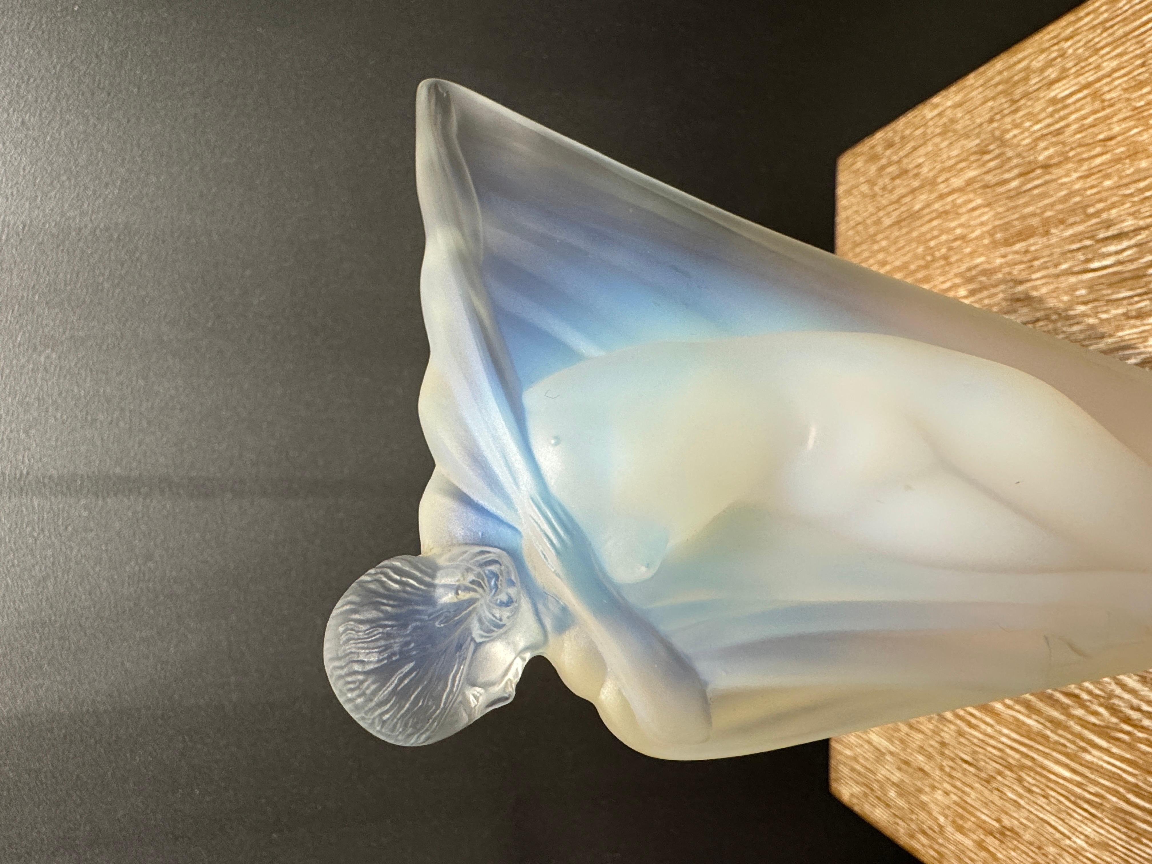 A Isadora Opalescent Glass Statuette by Etling Art Decó en venta