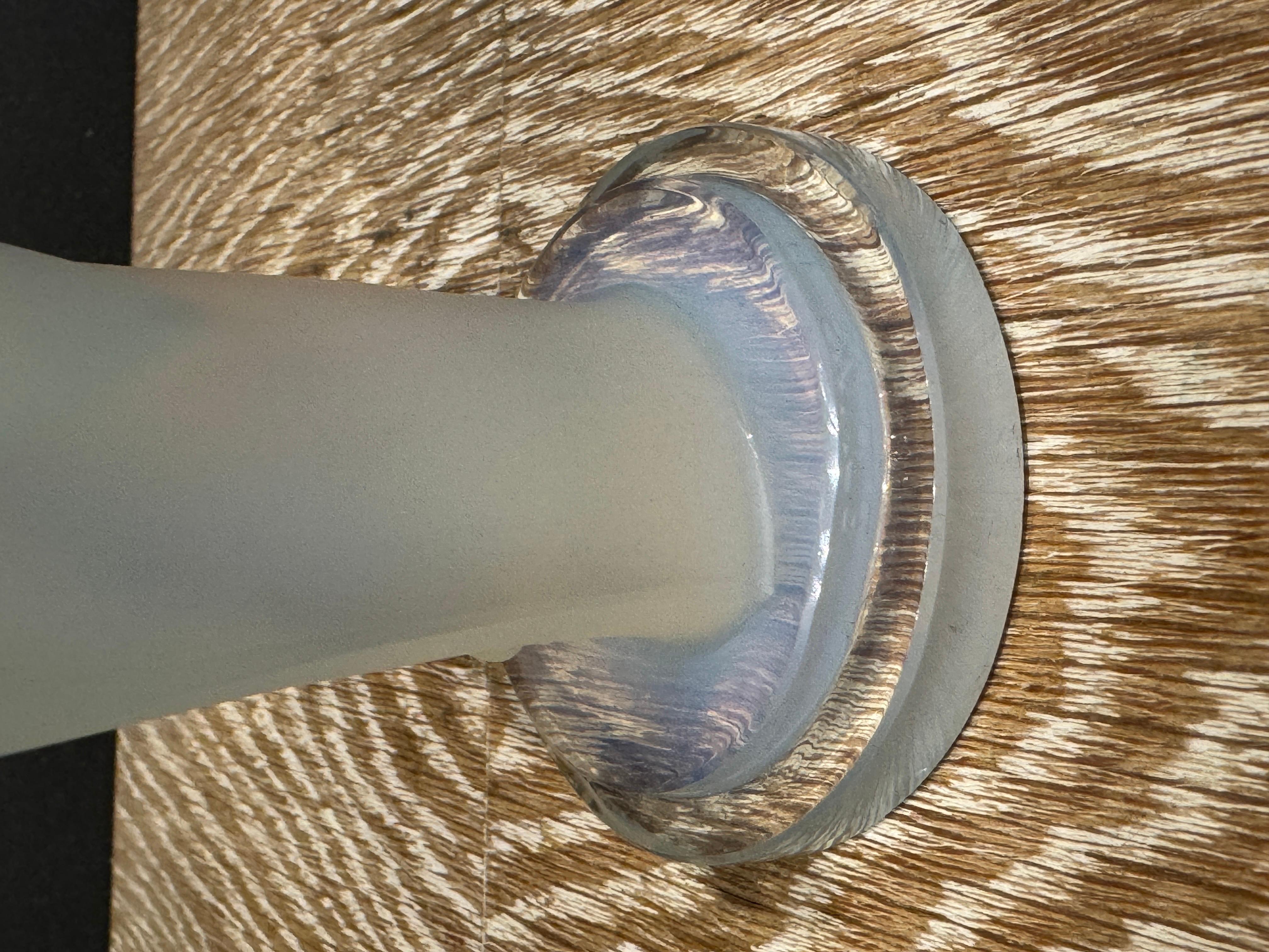 A Isadora Opalescent Glass Statuette by Etling Moldeado en venta
