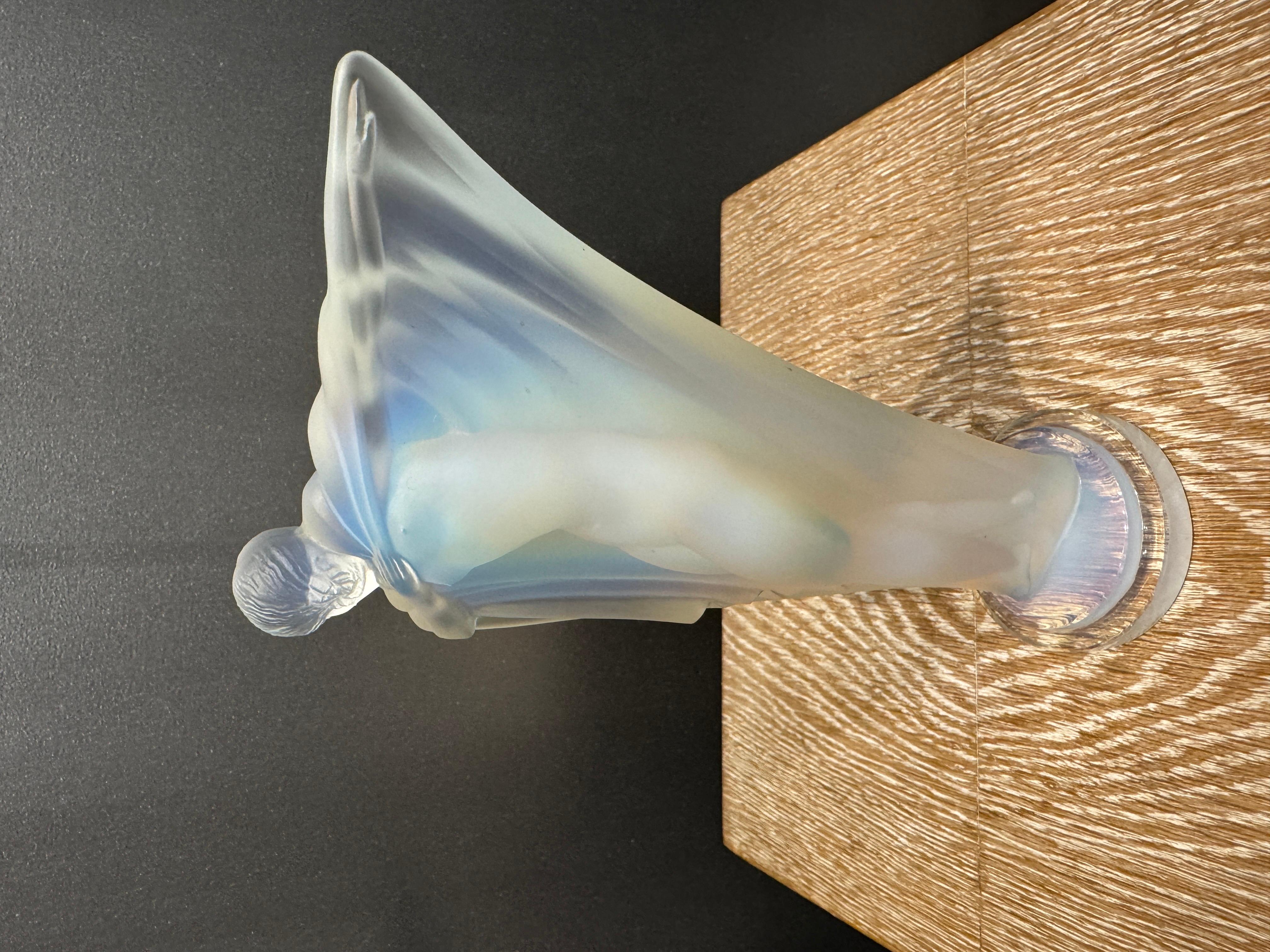 A Isadora Opalescent Glass Statuette by Etling en Excelente estado para la venta en SAINT-OUEN-SUR-SEINE, FR