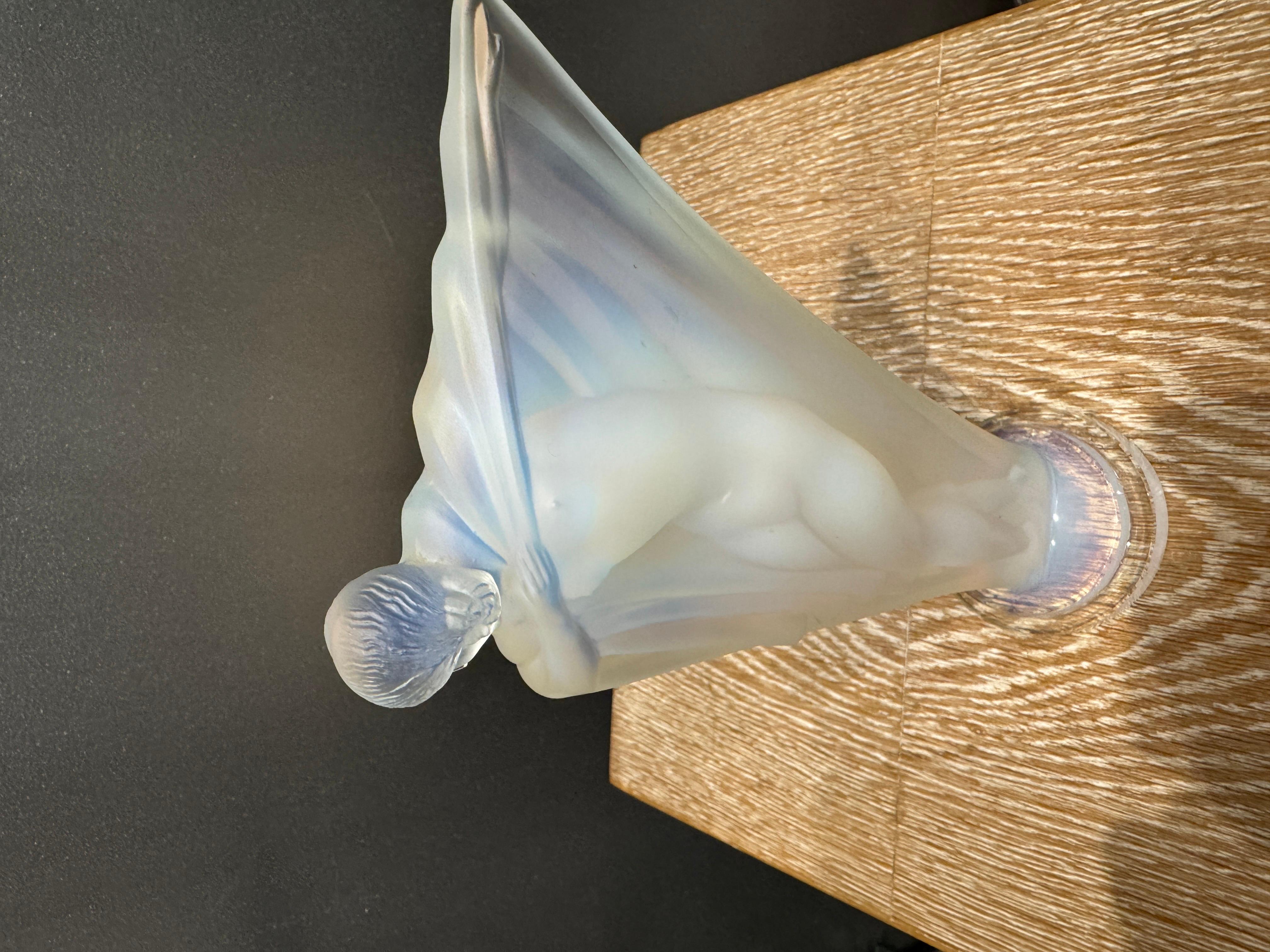 A Isadora Opalescent Glass Statuette by Etling Vidrio en venta