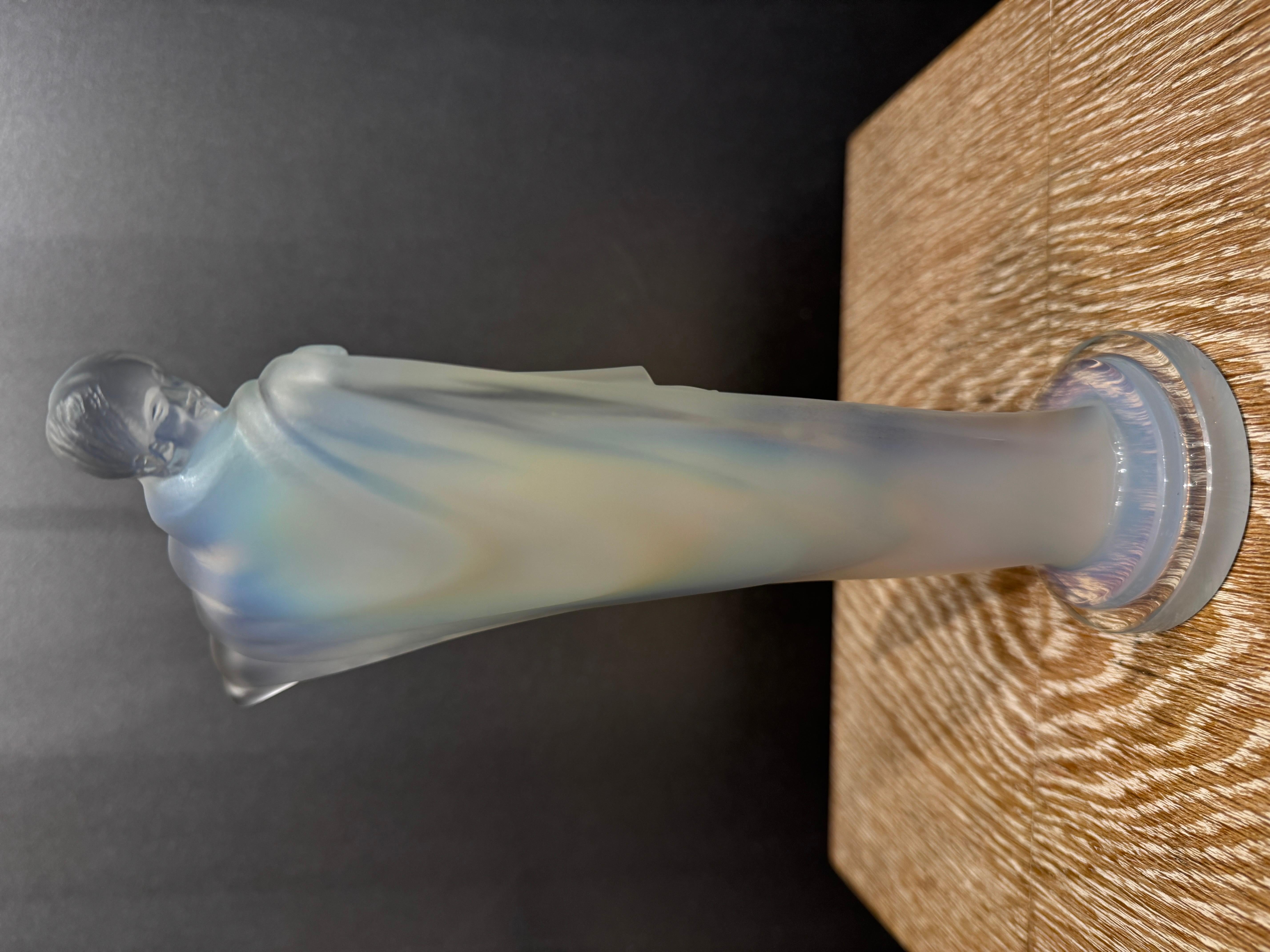 A Isadora Opalescent Glass Statuette by Etling en venta 1