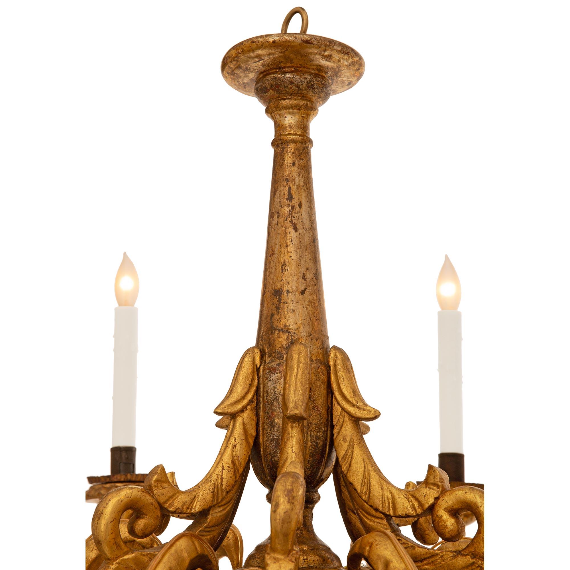 Barocco Un lampadario barocco italiano del XVIII secolo in legno dorato, ferro e mecca in vendita