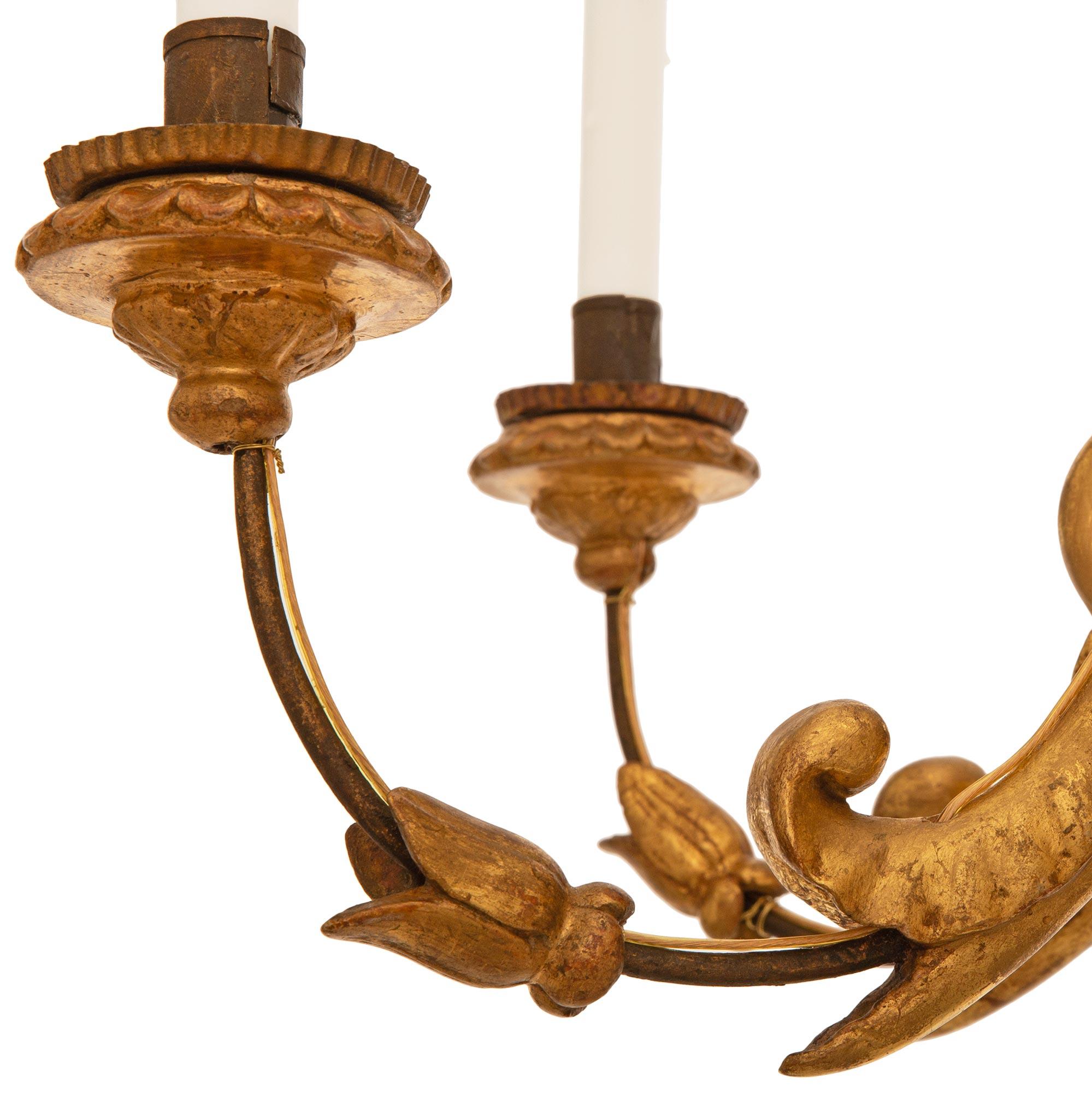 Italiano Un lampadario barocco italiano del XVIII secolo in legno dorato, ferro e mecca in vendita
