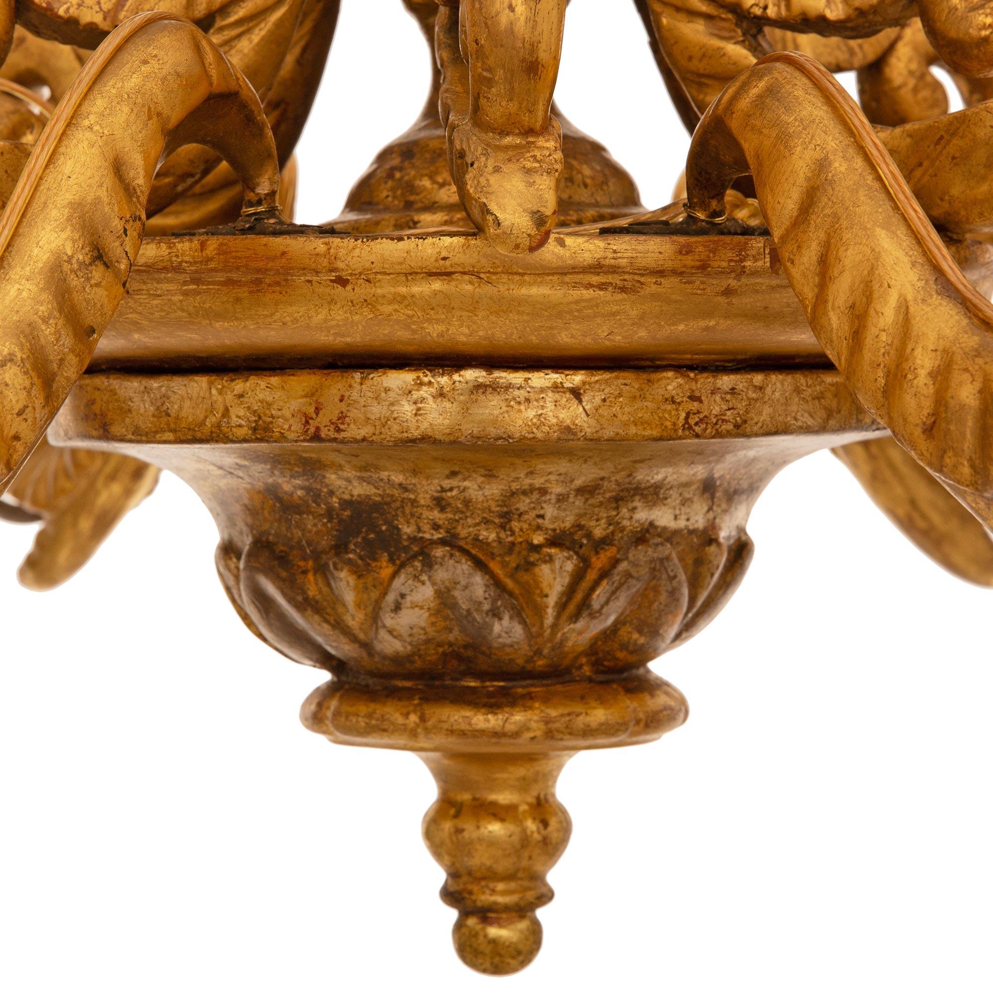 Un lampadario barocco italiano del XVIII secolo in legno dorato, ferro e mecca In condizioni buone in vendita a West Palm Beach, FL