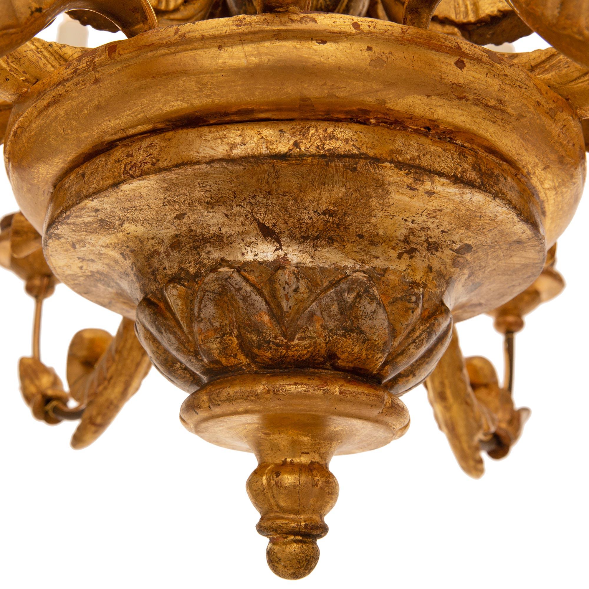 Fino al XVIII secolo Un lampadario barocco italiano del XVIII secolo in legno dorato, ferro e mecca in vendita