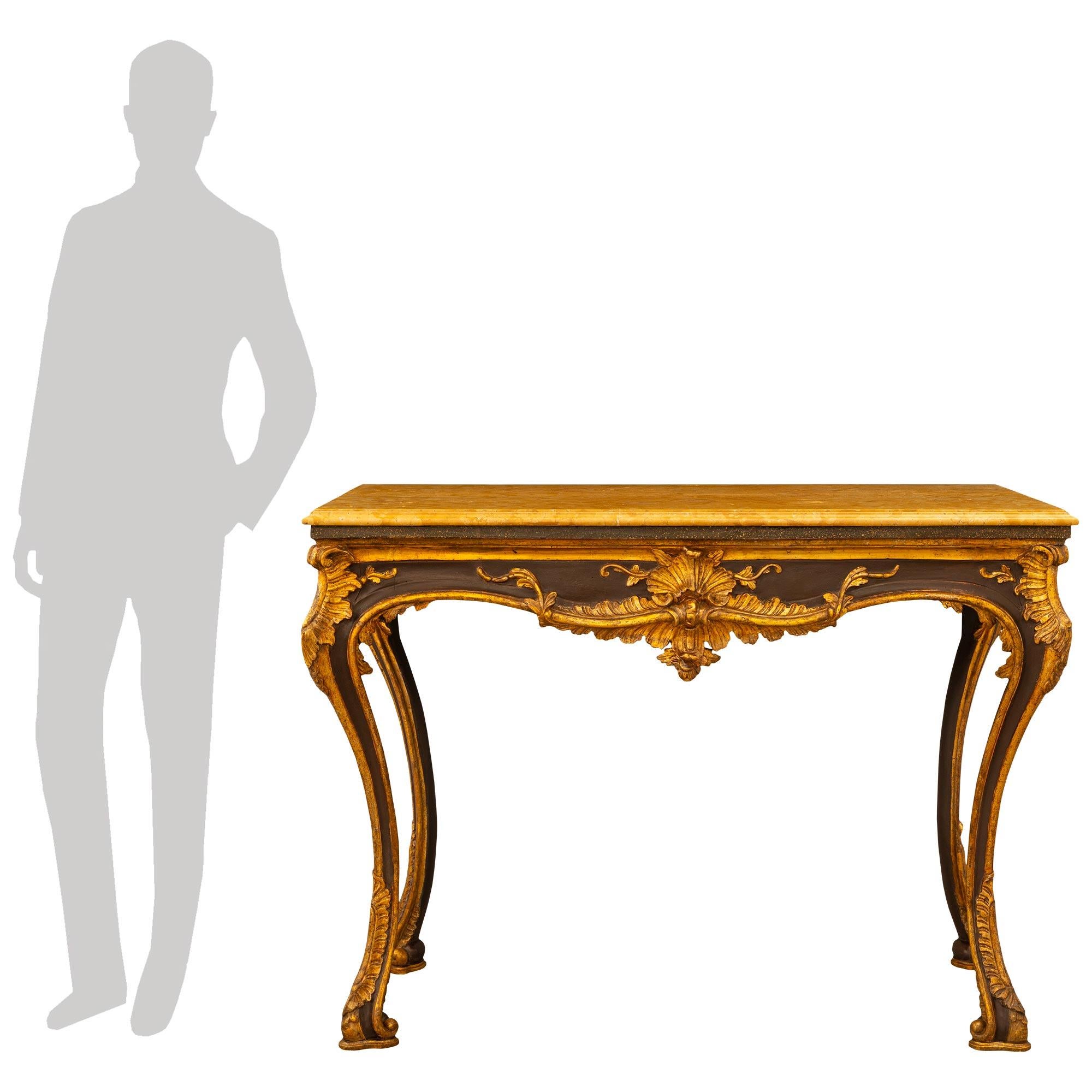 Eine hochwertige und sehr schöne italienische Louis XV st. Giltwood, patiniertem Holz und Siena Marmor Konsole, aus Neapel. Diese schöne freistehende Konsole mit ihrer originalen vergoldeten und sienafarbenen Marmorplatte wird von vier