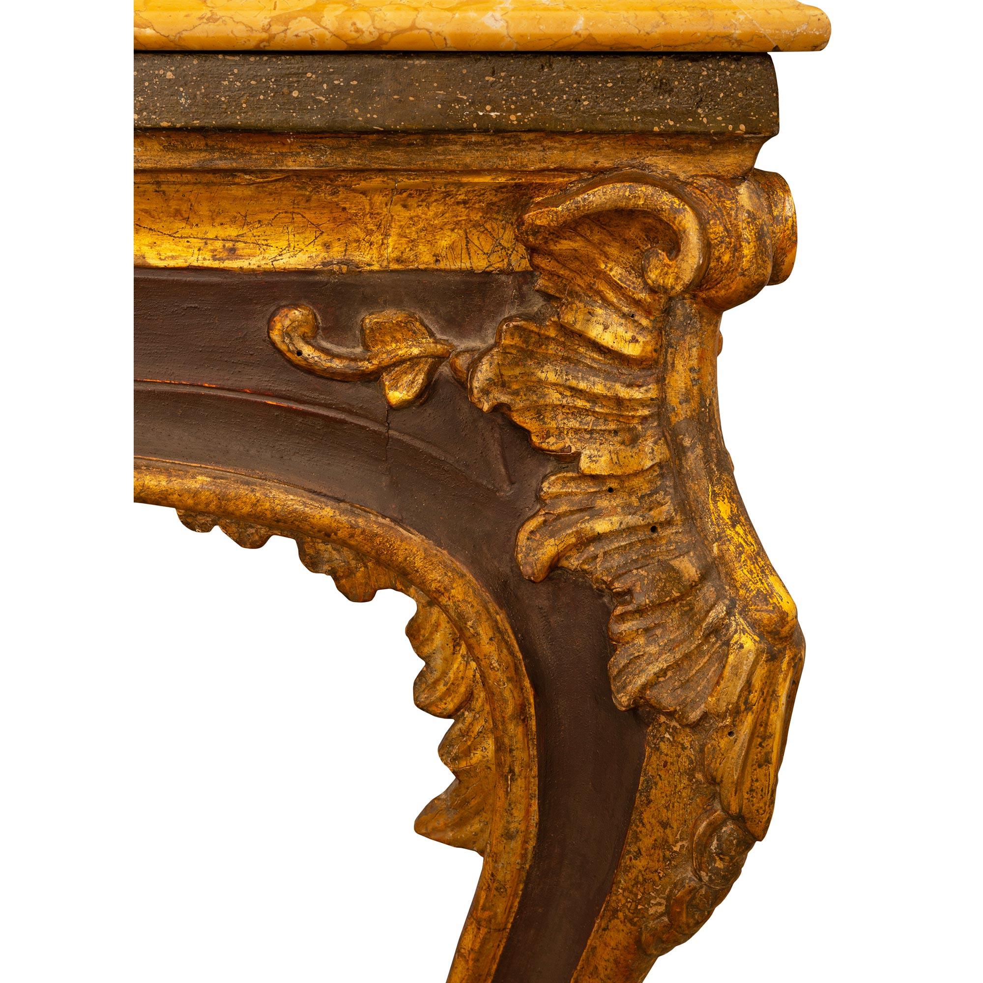 Eine italienische Louis XV st Giltwood patiniert Holz Siena Marmor Konsole aus dem 18. (Patiniert) im Angebot