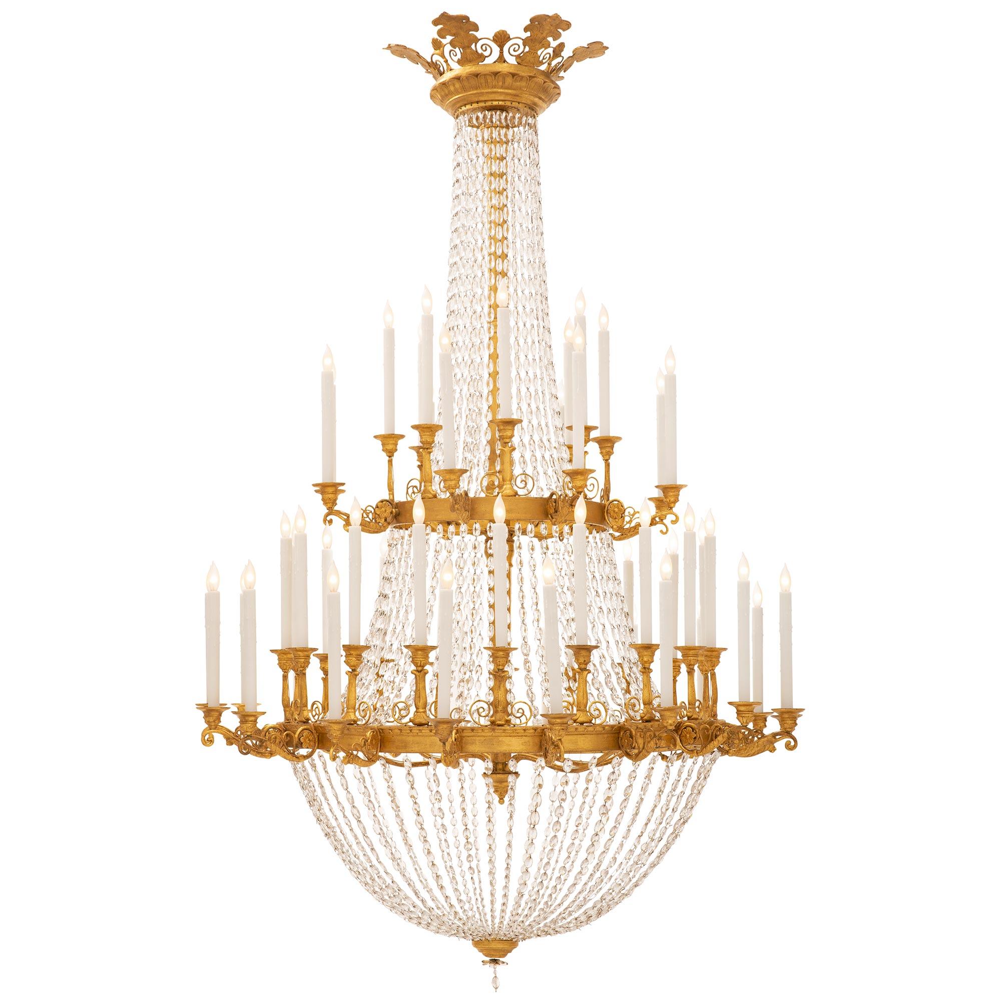 Néoclassique Lustre néo-classique italien du 18e siècle en bois doré et cristal en vente