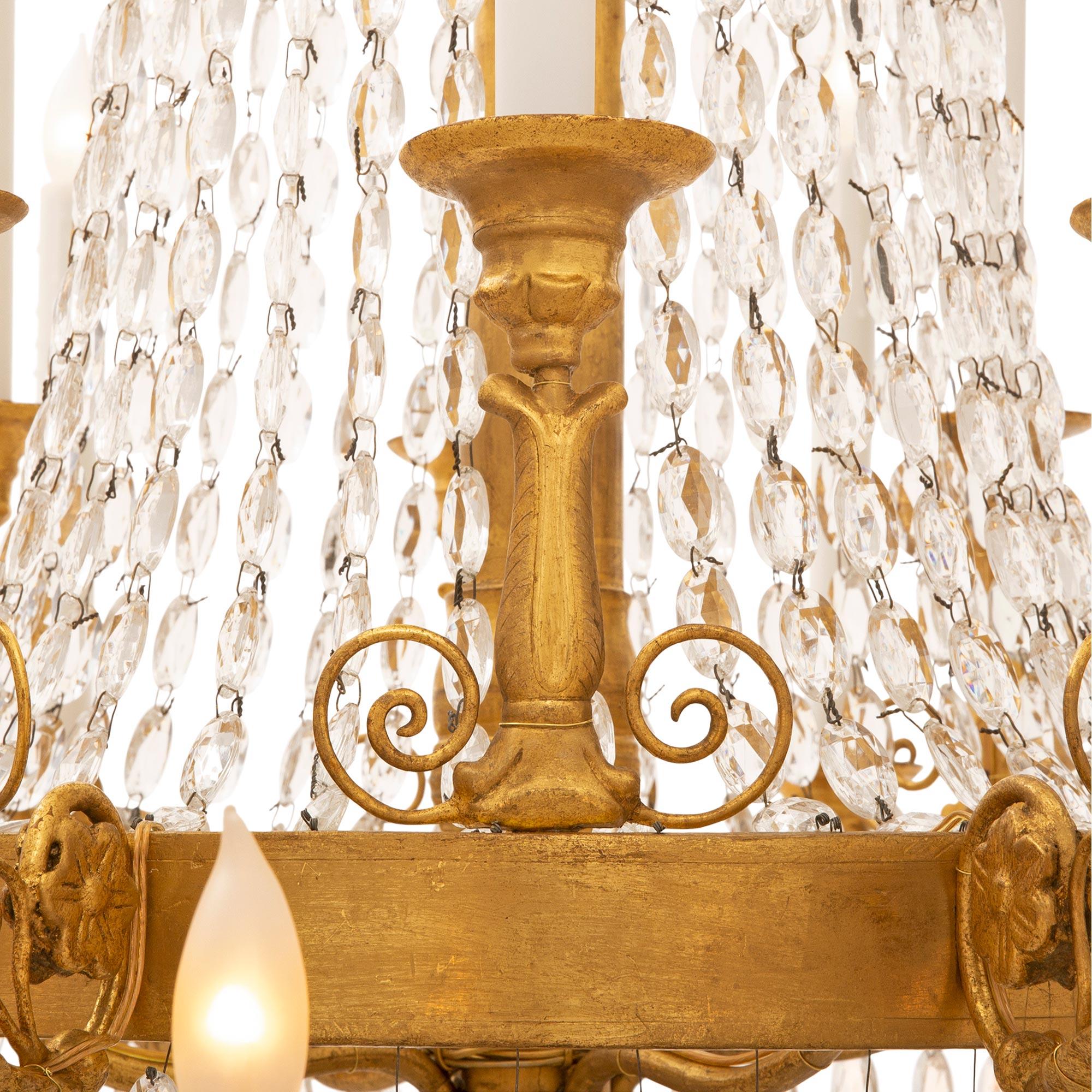 Cristal Lustre néo-classique italien du 18e siècle en bois doré et cristal en vente