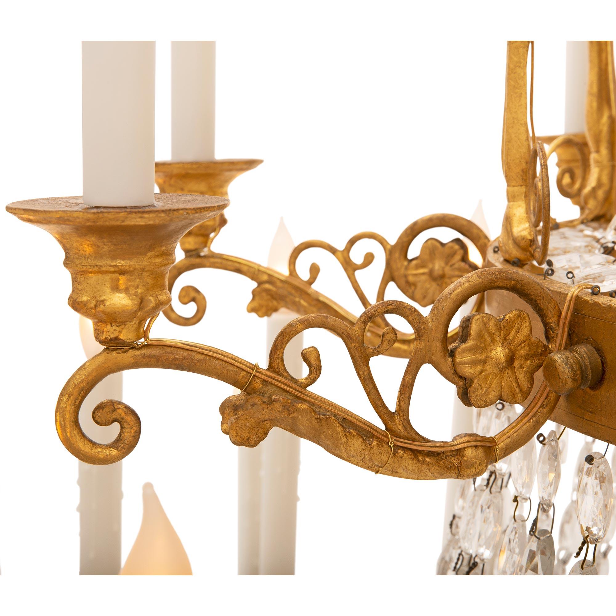 Lustre néo-classique italien du 18e siècle en bois doré et cristal en vente 1