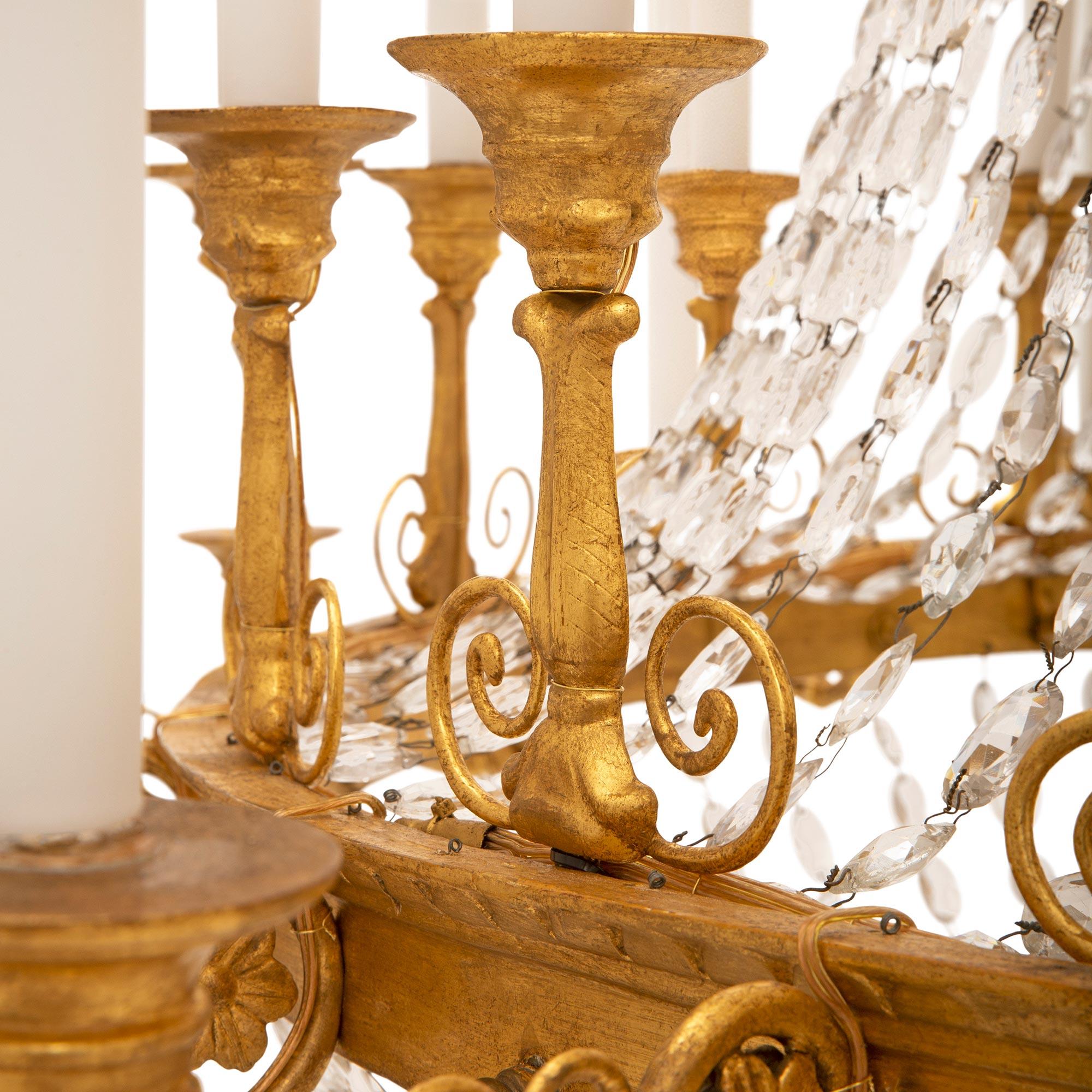 Lustre néo-classique italien du 18e siècle en bois doré et cristal en vente 2