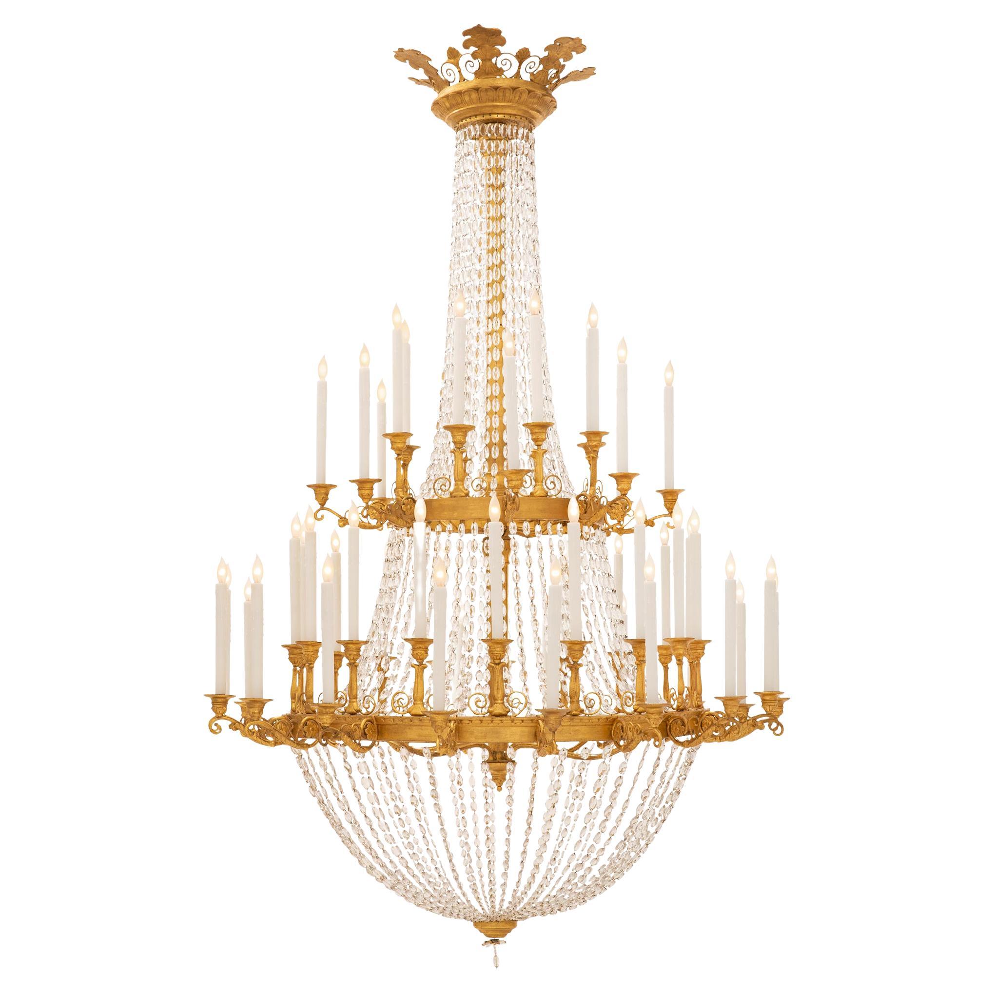 Lustre néo-classique italien du 18e siècle en bois doré et cristal en vente