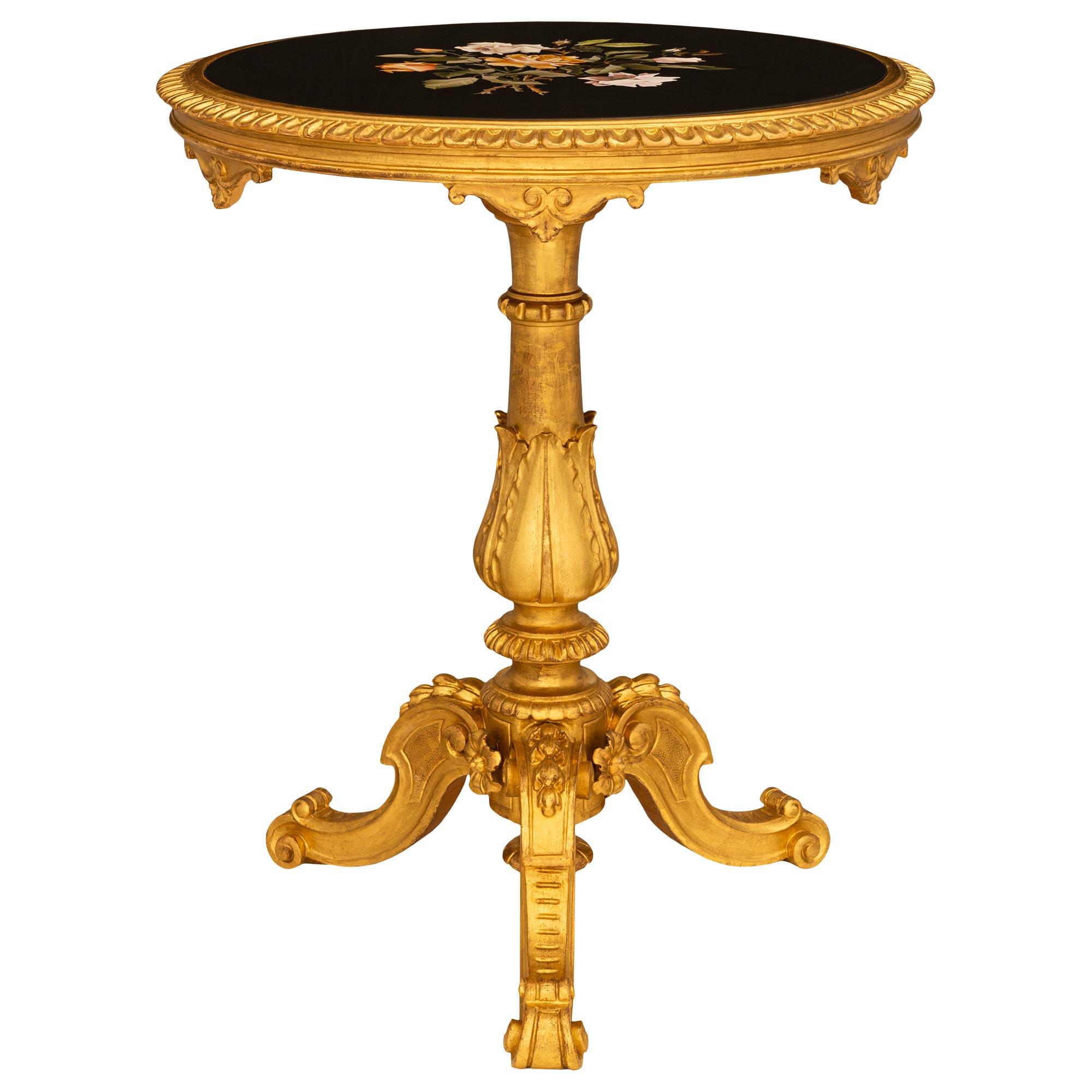 italien Table d'appoint à plateau basculant en bois doré Pietra Dura, Italie, 19e siècle, de style Florentine en vente