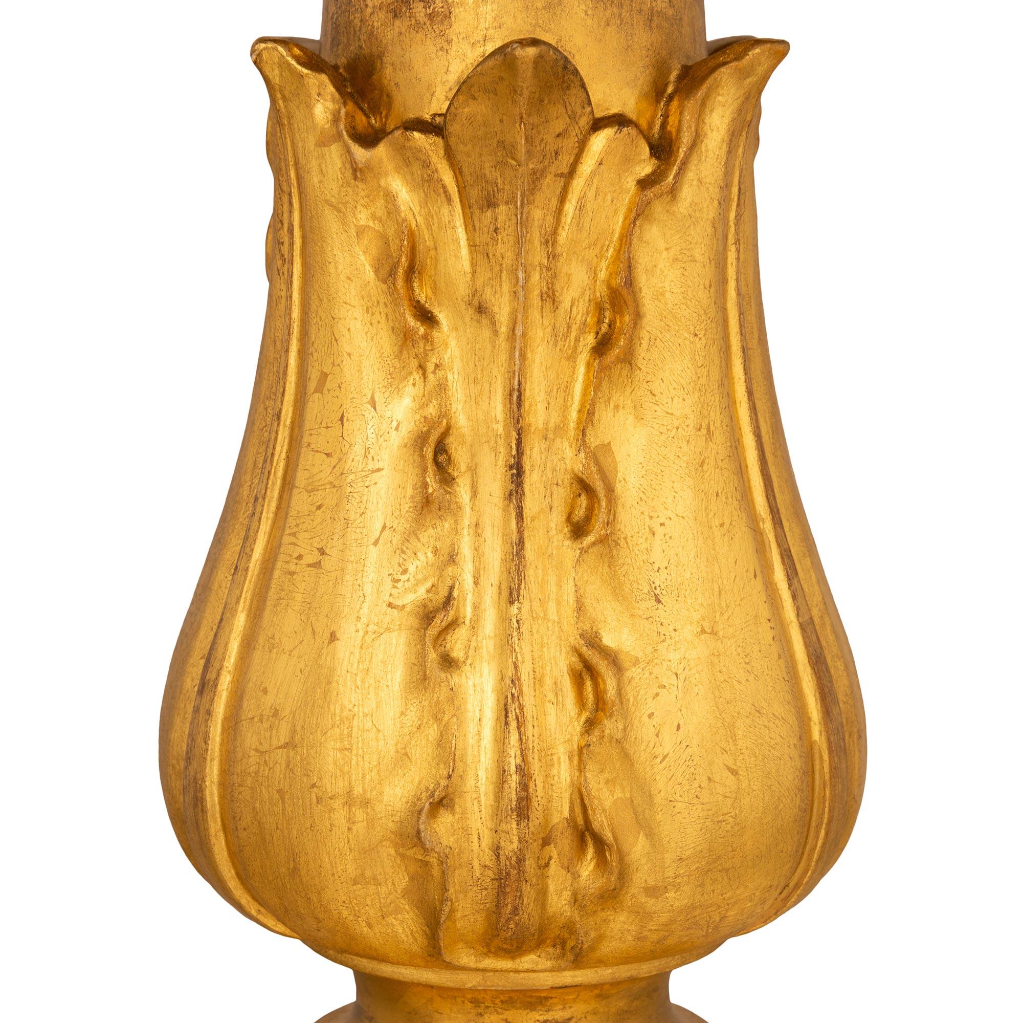 XIXe siècle Table d'appoint à plateau basculant en bois doré Pietra Dura, Italie, 19e siècle, de style Florentine en vente