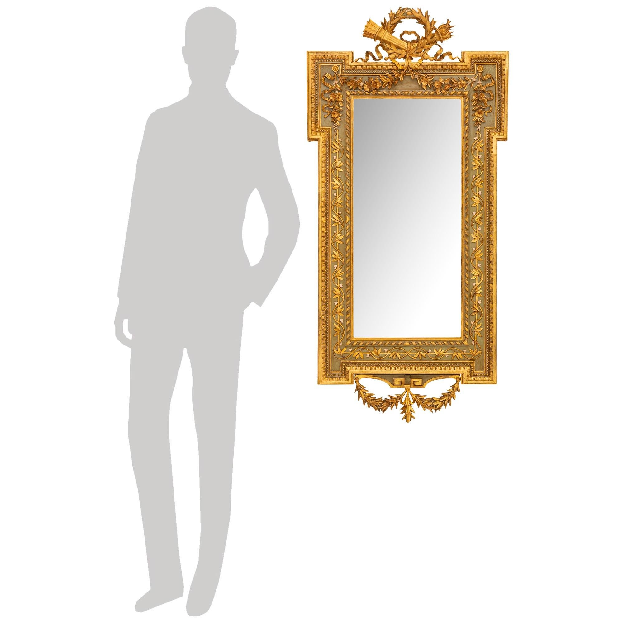 Ein sehr beeindruckender und sehr dekorativer italienischer Spiegel aus dem 19. Jahrhundert im Stil Louis XVI, patiniert und aus Giltwood. Dieser fein ausgearbeitete rechteckige Spiegel mit seiner originalen Spiegelplatte wird von einem Paar