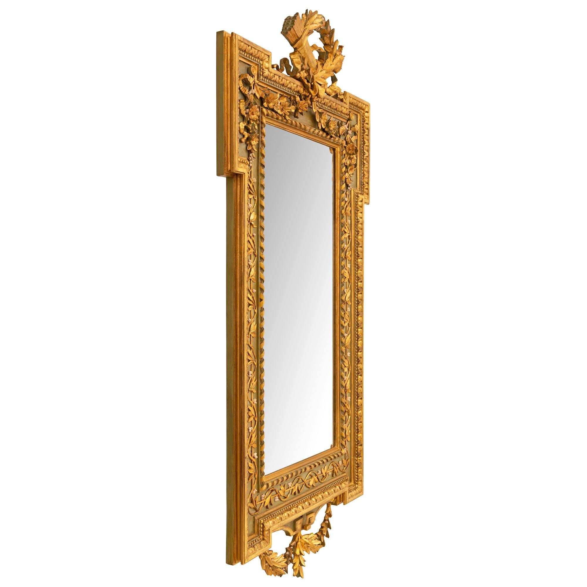 Ein italienischer Spiegel aus dem 19. Jahrhundert im Stil Louis XVI, patiniert und aus Giltwood (Louis XVI.) im Angebot
