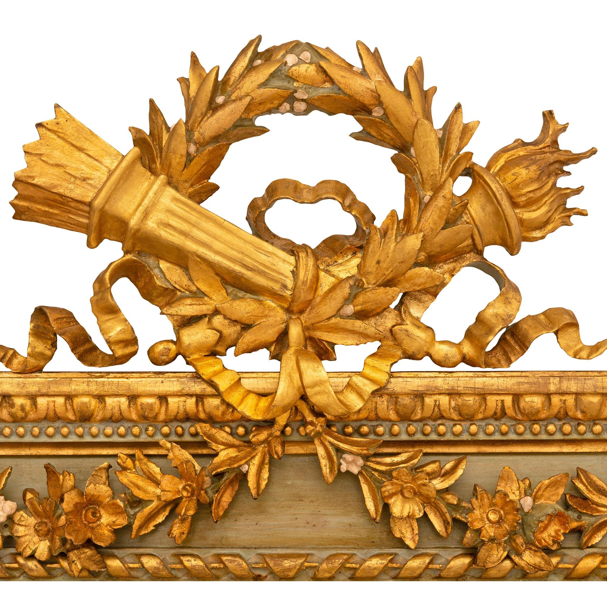 Ein italienischer Spiegel aus dem 19. Jahrhundert im Stil Louis XVI, patiniert und aus Giltwood (Italienisch) im Angebot