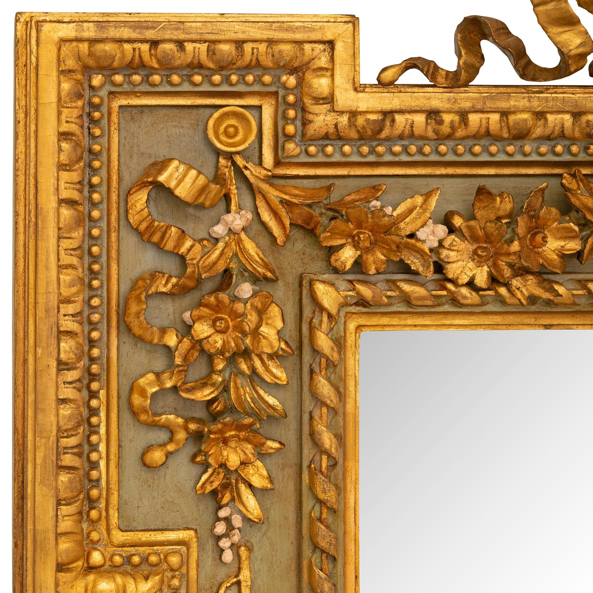 Ein italienischer Spiegel aus dem 19. Jahrhundert im Stil Louis XVI, patiniert und aus Giltwood (Patiniert) im Angebot