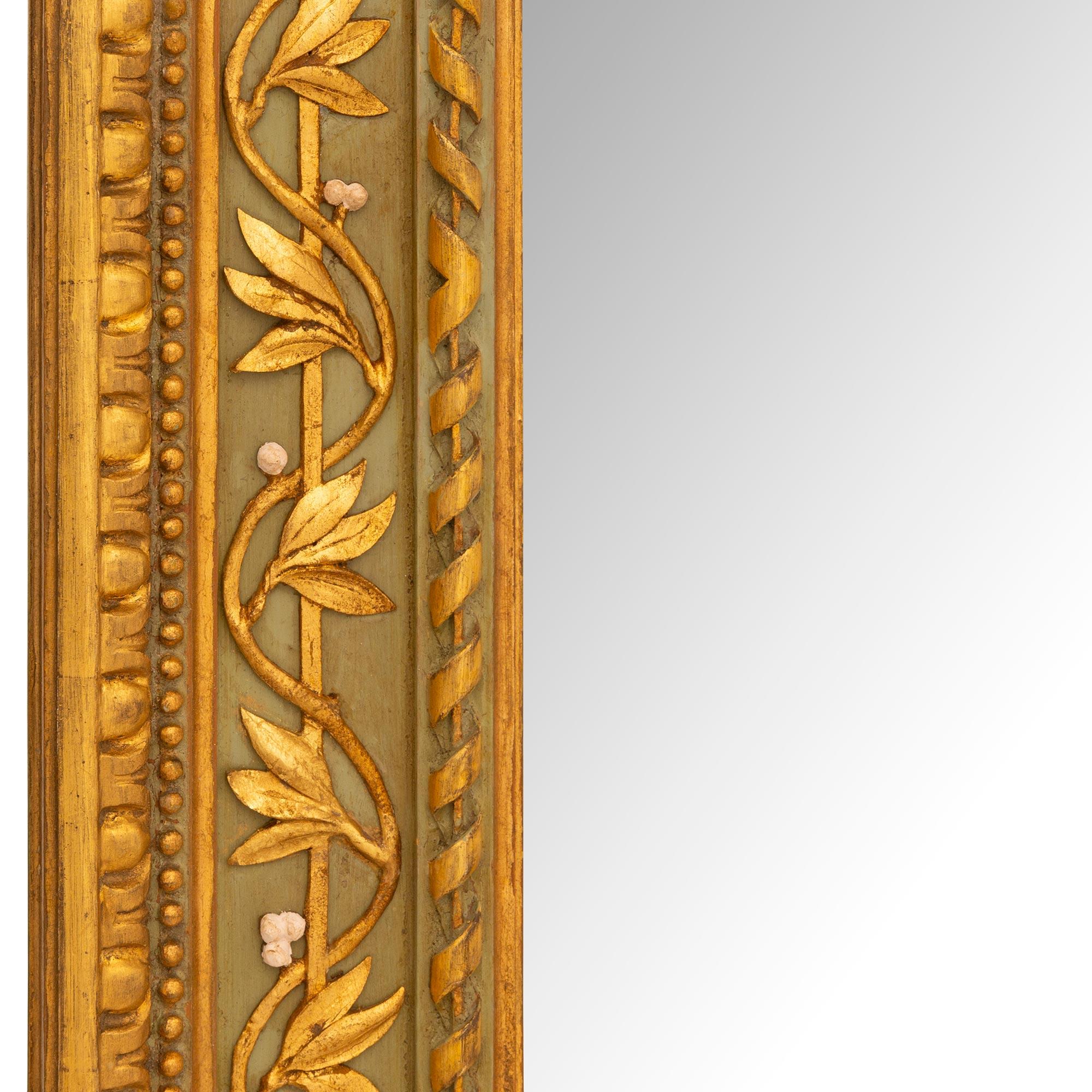 Ein italienischer Spiegel aus dem 19. Jahrhundert im Stil Louis XVI, patiniert und aus Giltwood im Zustand „Gut“ im Angebot in West Palm Beach, FL