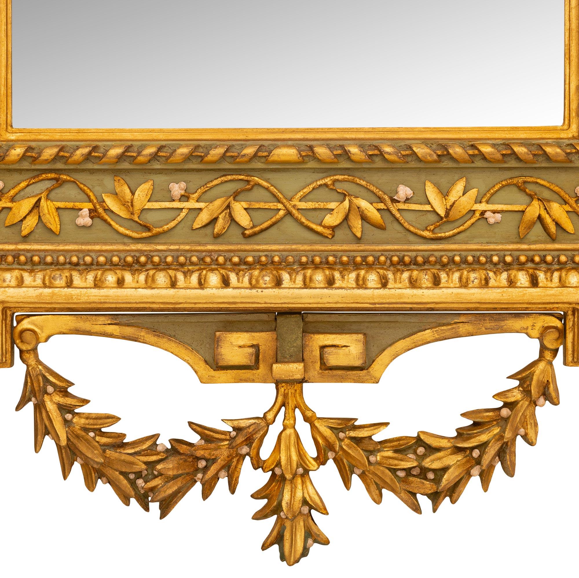 Ein italienischer Spiegel aus dem 19. Jahrhundert im Stil Louis XVI, patiniert und aus Giltwood im Angebot 1
