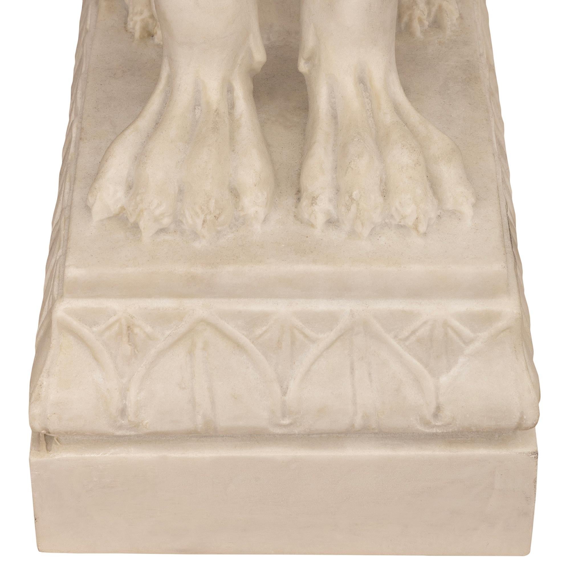 Mesa de centro de mármol de Carrara de estilo neoclásico italiano del siglo XIX en venta 4