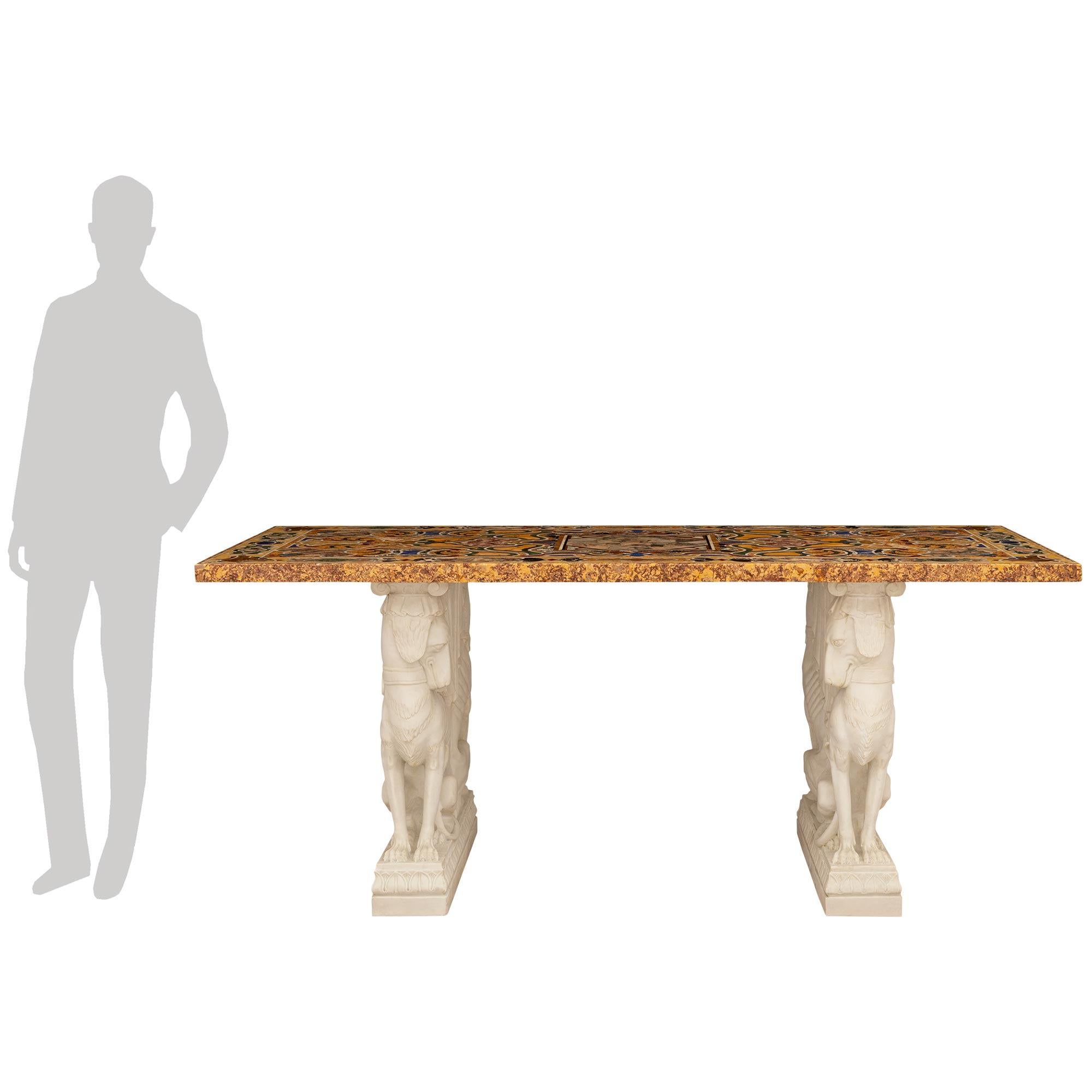 Impresionante mesa neoclásica italiana del siglo XIX de gran calidad. Mesa de centro de Pietra DURA y mármol blanco de Carrara. Esta extraordinaria mesa se eleva sobre dos soportes de mármol blanco de Carrara con preciosos bordes envolventes