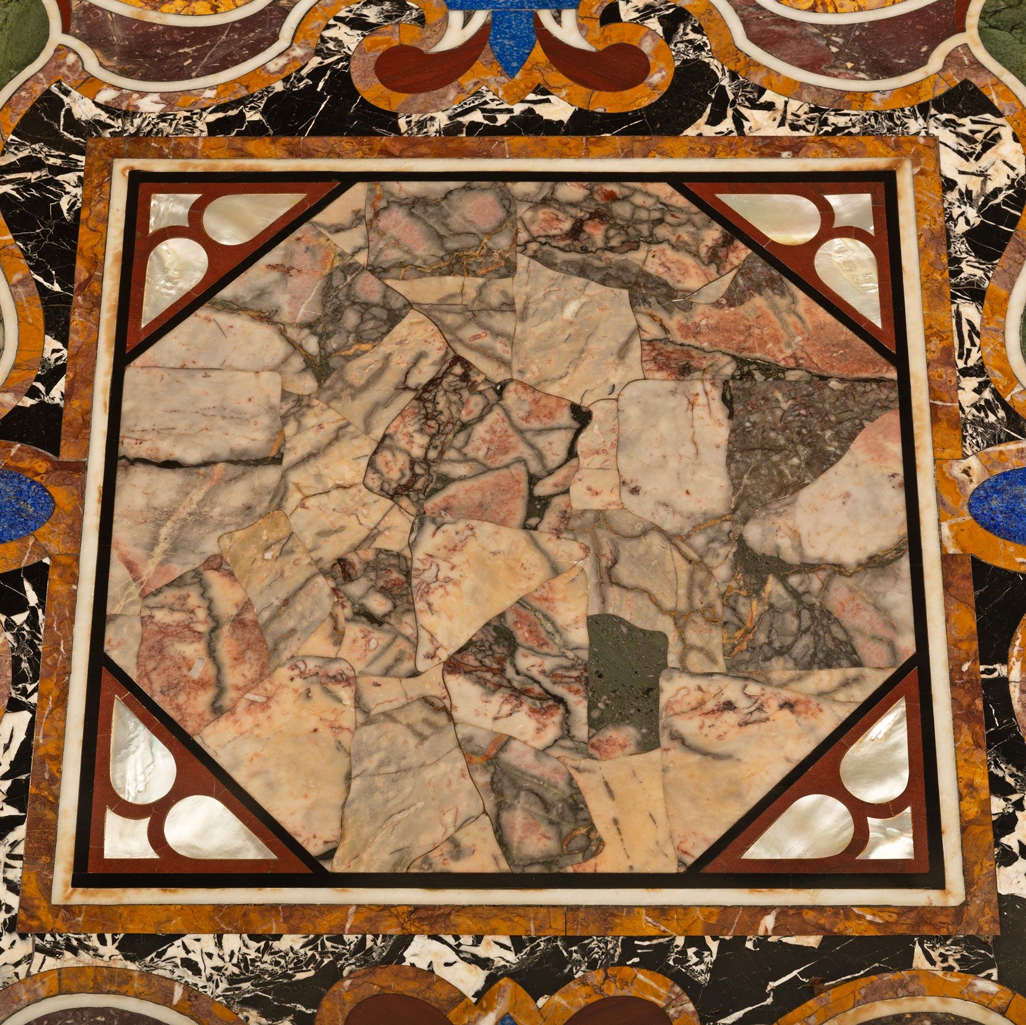 Mesa de centro de mármol de Carrara de estilo neoclásico italiano del siglo XIX en venta 1