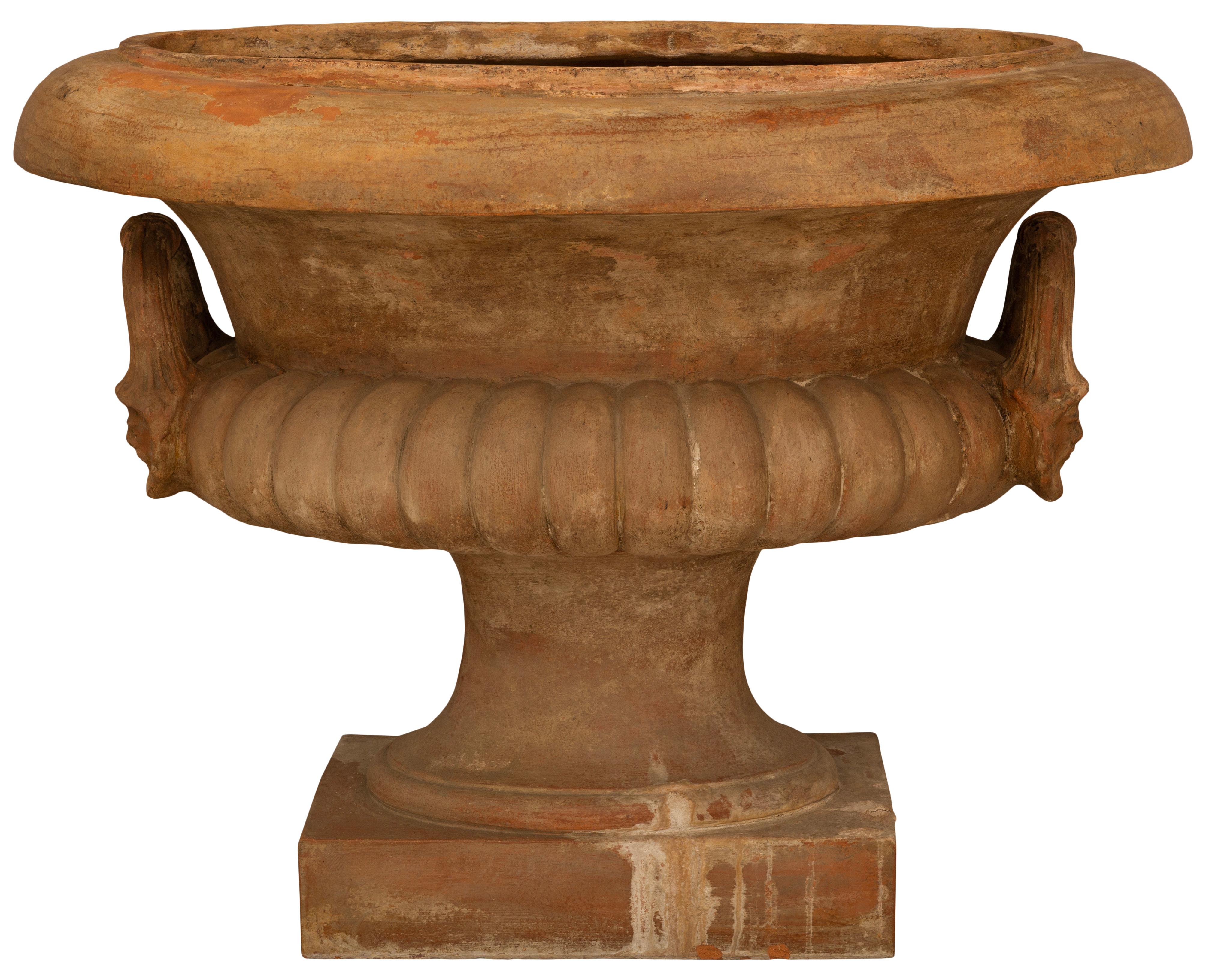 Une belle et très décorative urne/plante en terre cuite italienne du 19e siècle. La grande jardinière romaine est surélevée par une fine base carrée au-dessous du socle légèrement incurvé en forme de piédestal. La partie supérieure du corps présente