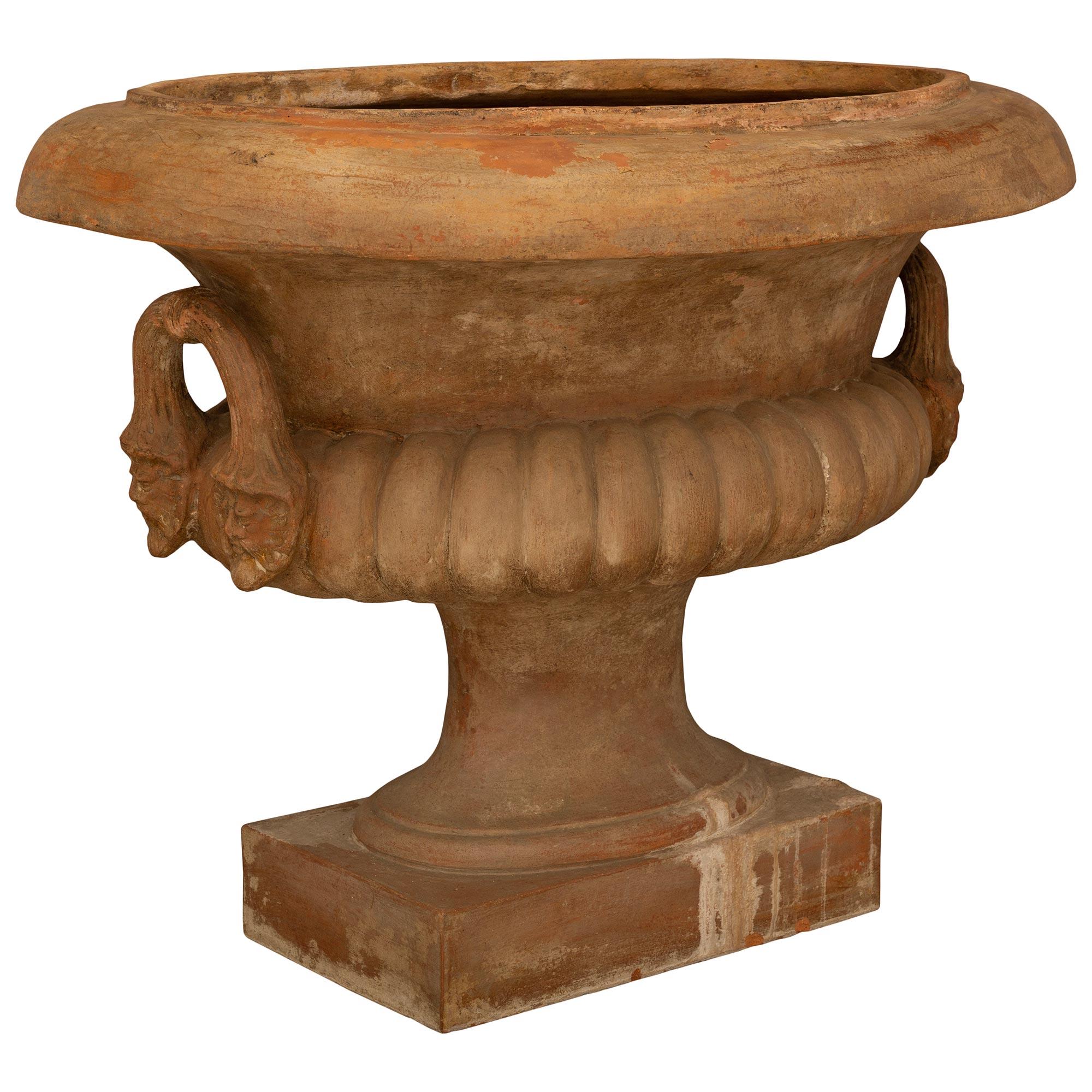 XIXe siècle Urne/planterie italienne du 19ème siècle en terre cuite en vente