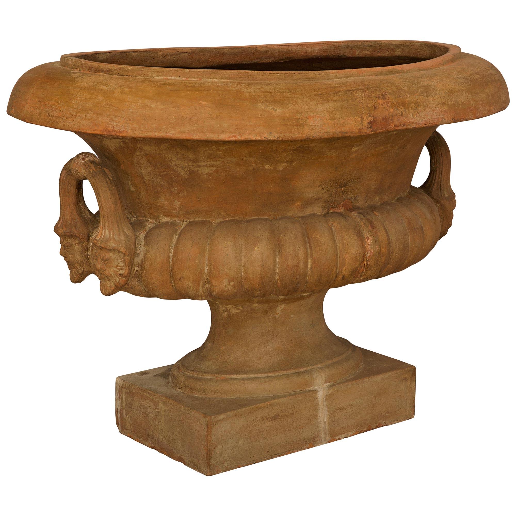 XIXe siècle Urne/planterie italienne du 19ème siècle en terre cuite en vente