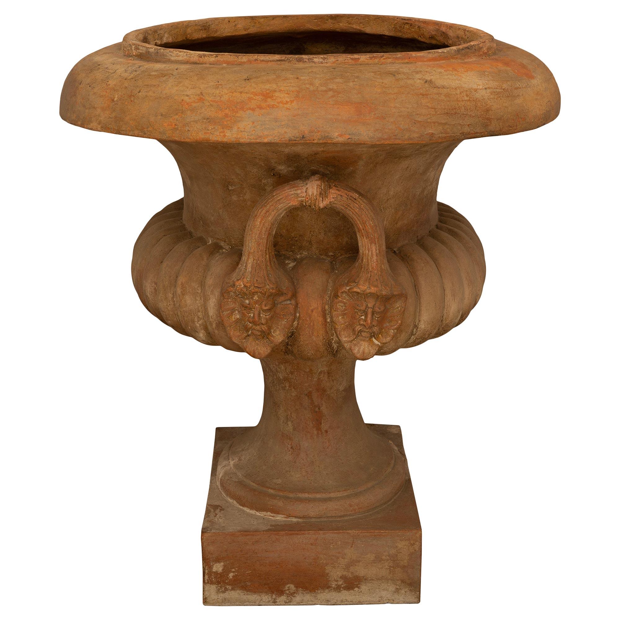 Terre cuite Urne/planterie italienne du 19ème siècle en terre cuite en vente