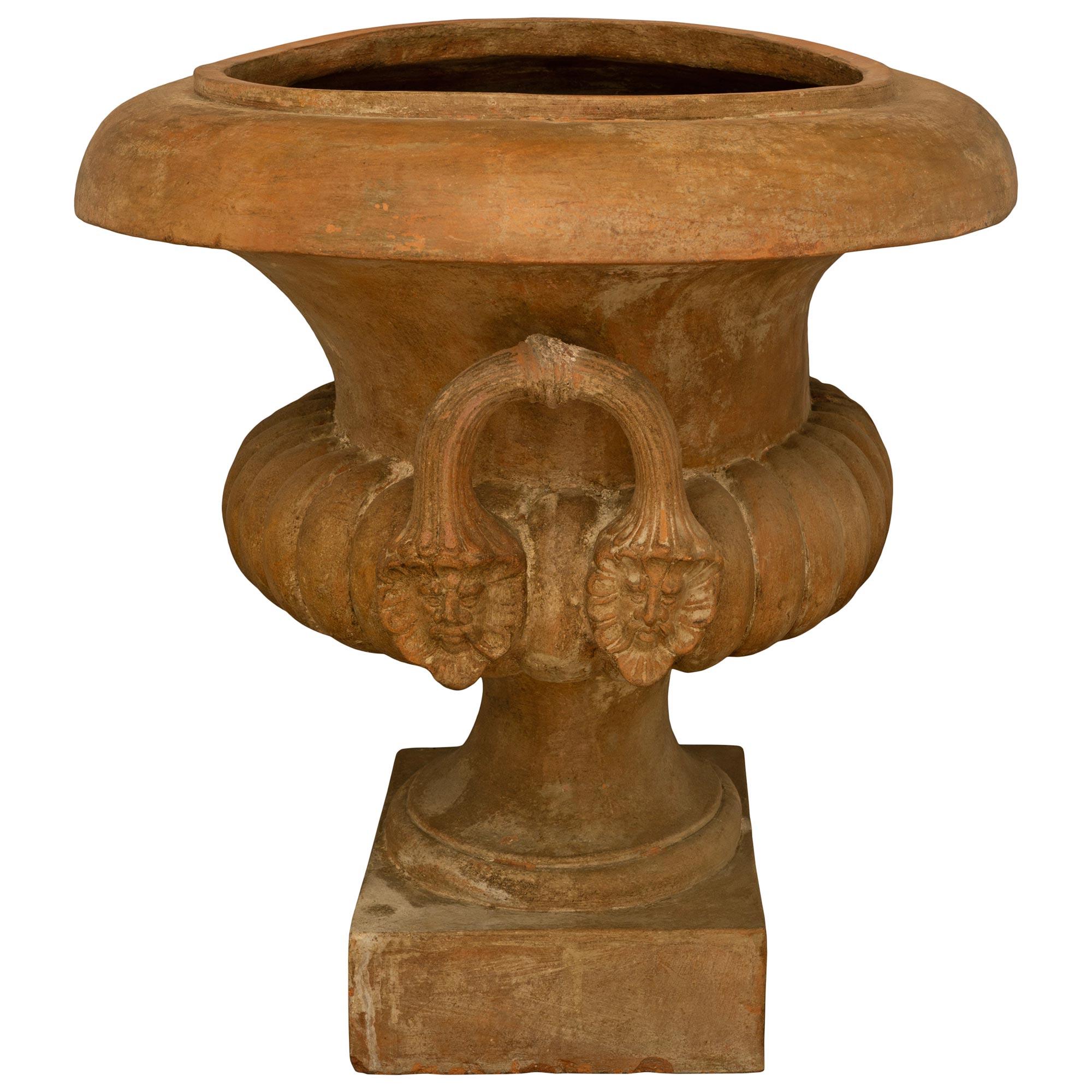 Terre cuite Urne/planterie italienne du 19ème siècle en terre cuite en vente