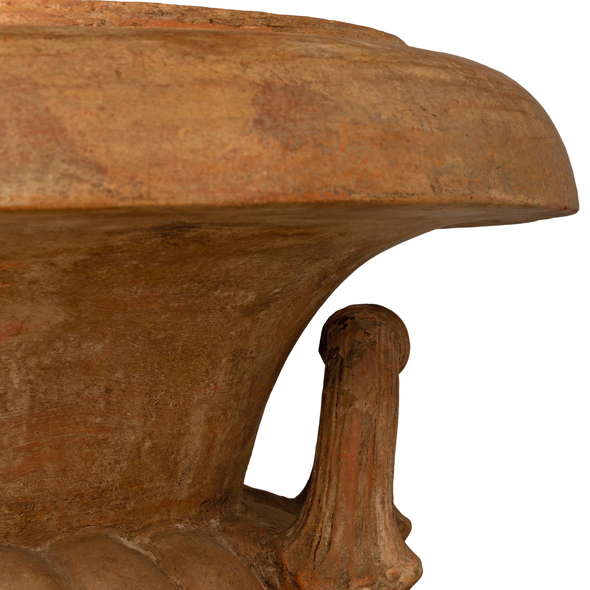Urne/planterie italienne du 19ème siècle en terre cuite en vente 1