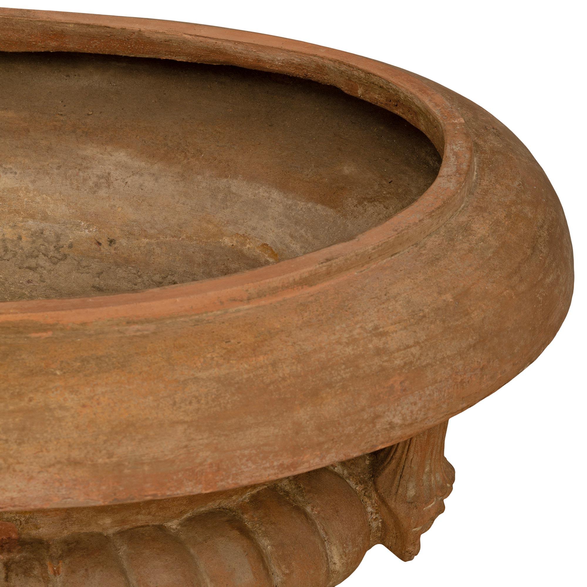 Urne/planterie italienne du 19ème siècle en terre cuite en vente 1