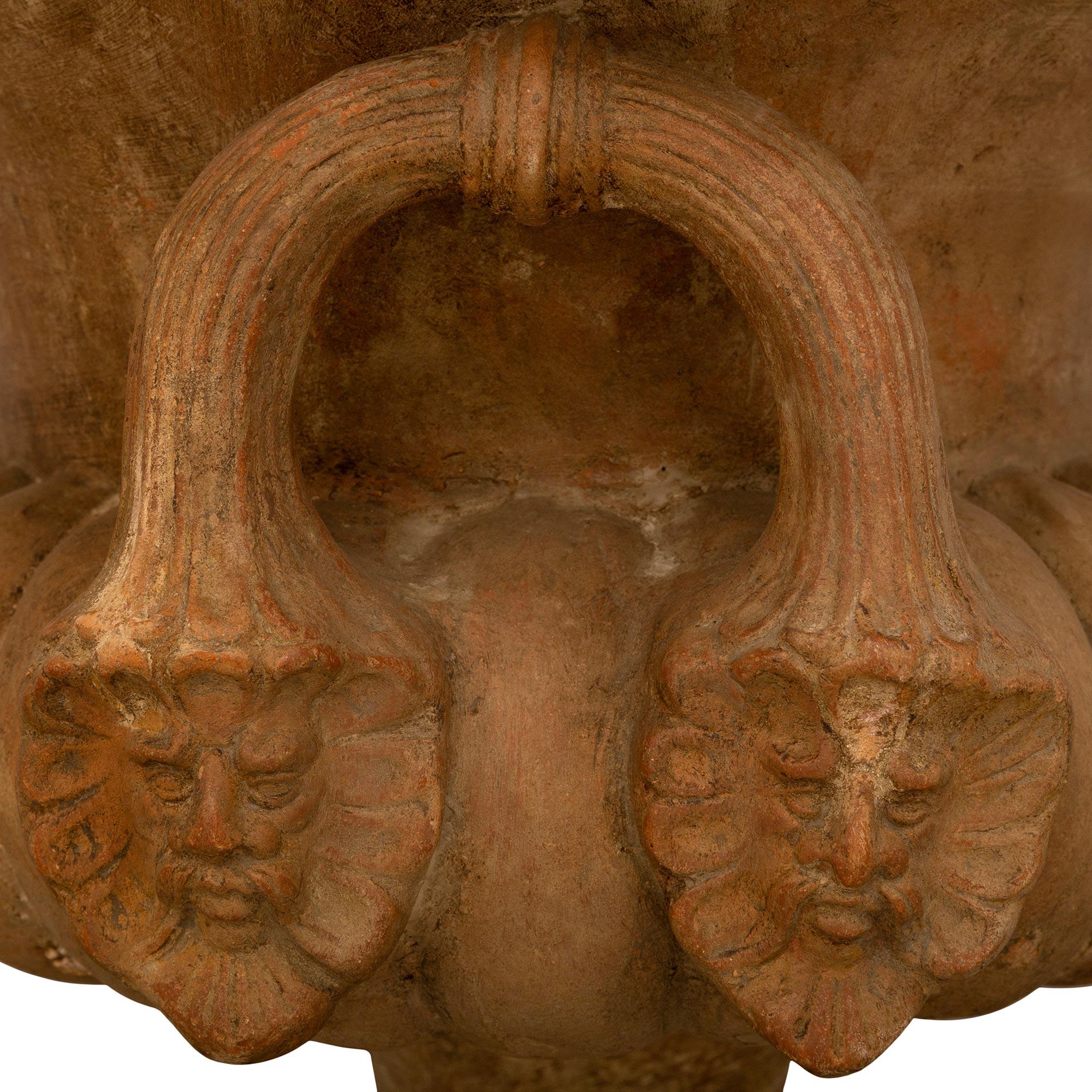 Urne/planterie italienne du 19ème siècle en terre cuite en vente 2